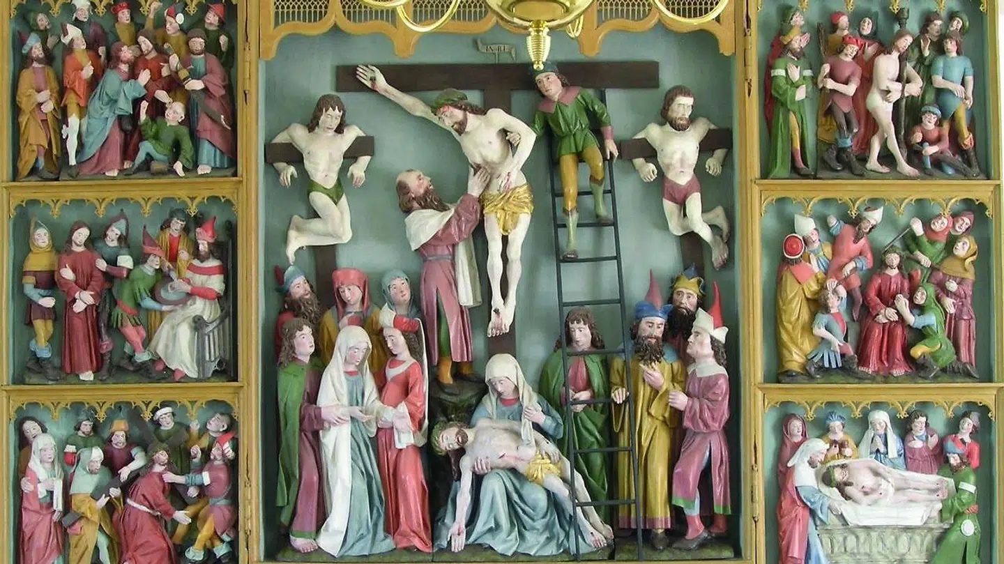 Altertavle i Brændekilde Kirke med Jesus' lidelseshistorie. Maria ses i midterfløjen i afmagt. Tavlen er fra omkring 1500. De vage formuleringer om Jesus' korsfæstelse i evangelierne giver kunstnerne mulighed for at lade fantasien få frit løb, skriver Knud Torm i sin bog om Maria i kirkekunsten. Illustration fra bogen.