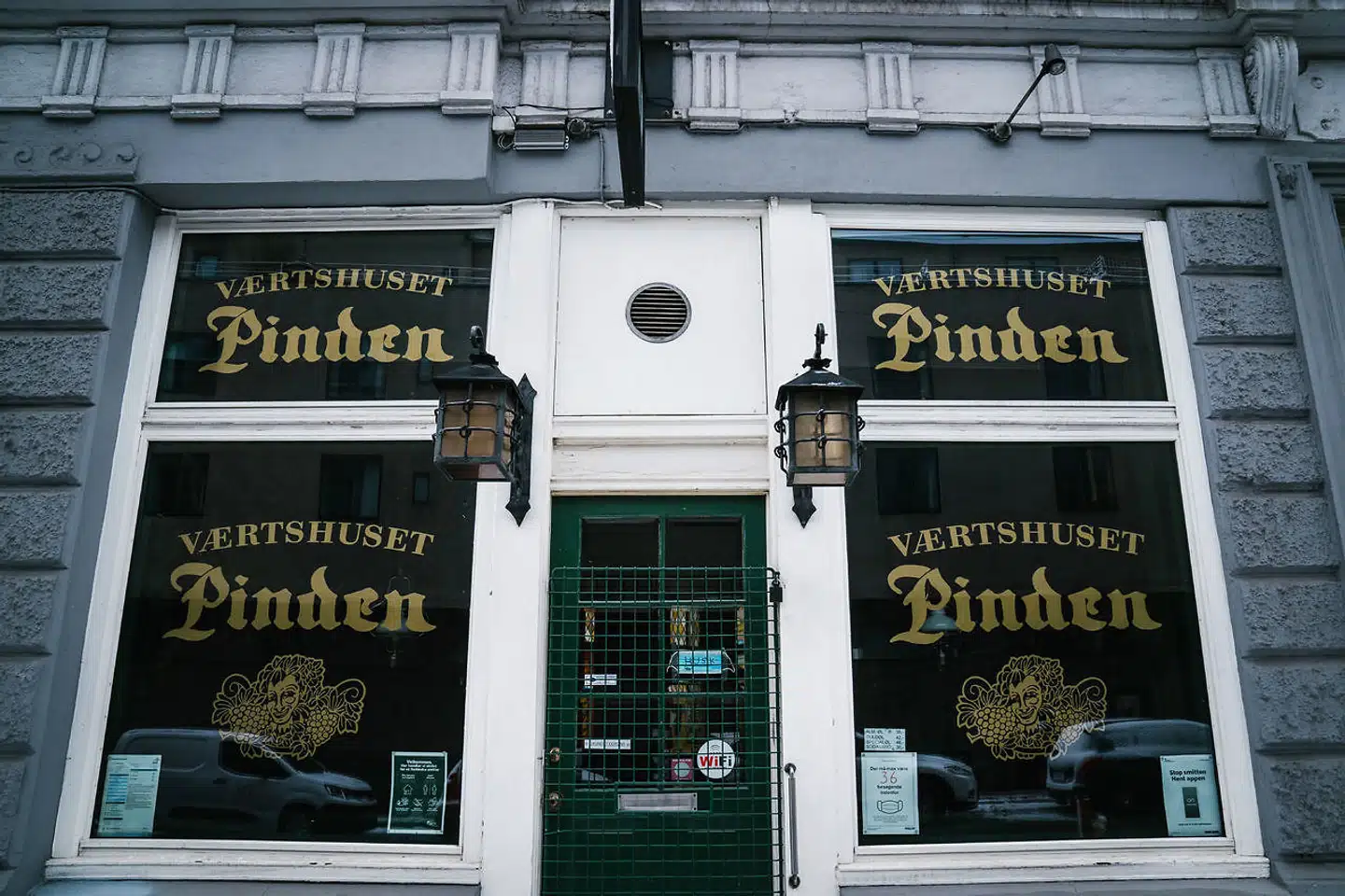 Værtshuset kan dateres helt tilbage til 1907, men nu er historien slut for værtshuset Pinden i Reventlowsgade, der har låst hoveddøren for allersidste gang.