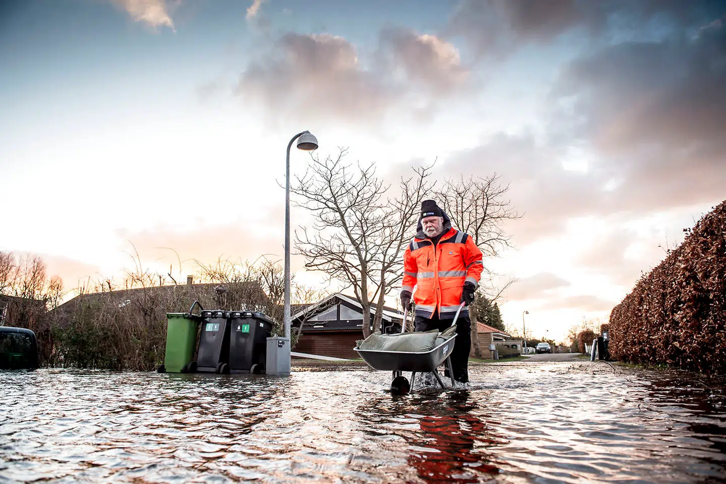 Hvornår begynder de store mediehuse at lave risikoanalyse af problemets omfang og deres eget ansvar i den måde, de bedriver nyhedsjournalistik om klimaet på, spørger Lotte Hansen. Her ses efterdønningerne af en stormflod i Jyllinge Nordmark ved Roskilde Fjord, 2. januar 2018.