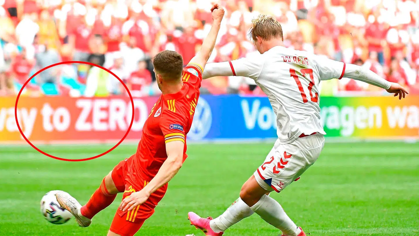 Kasper Dolberg i sekundet, hvor han scorer til 1-0 for Danmark. Men også reklamen i baggrunden vækker opsigt.