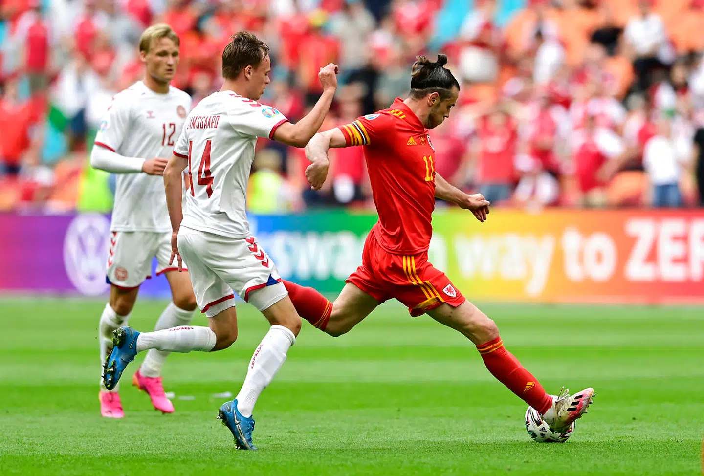 Også Volkswagen havde fundet regnbuefarverne frem på sine bannerreklamer under kampen mellem Wales og Danmark.