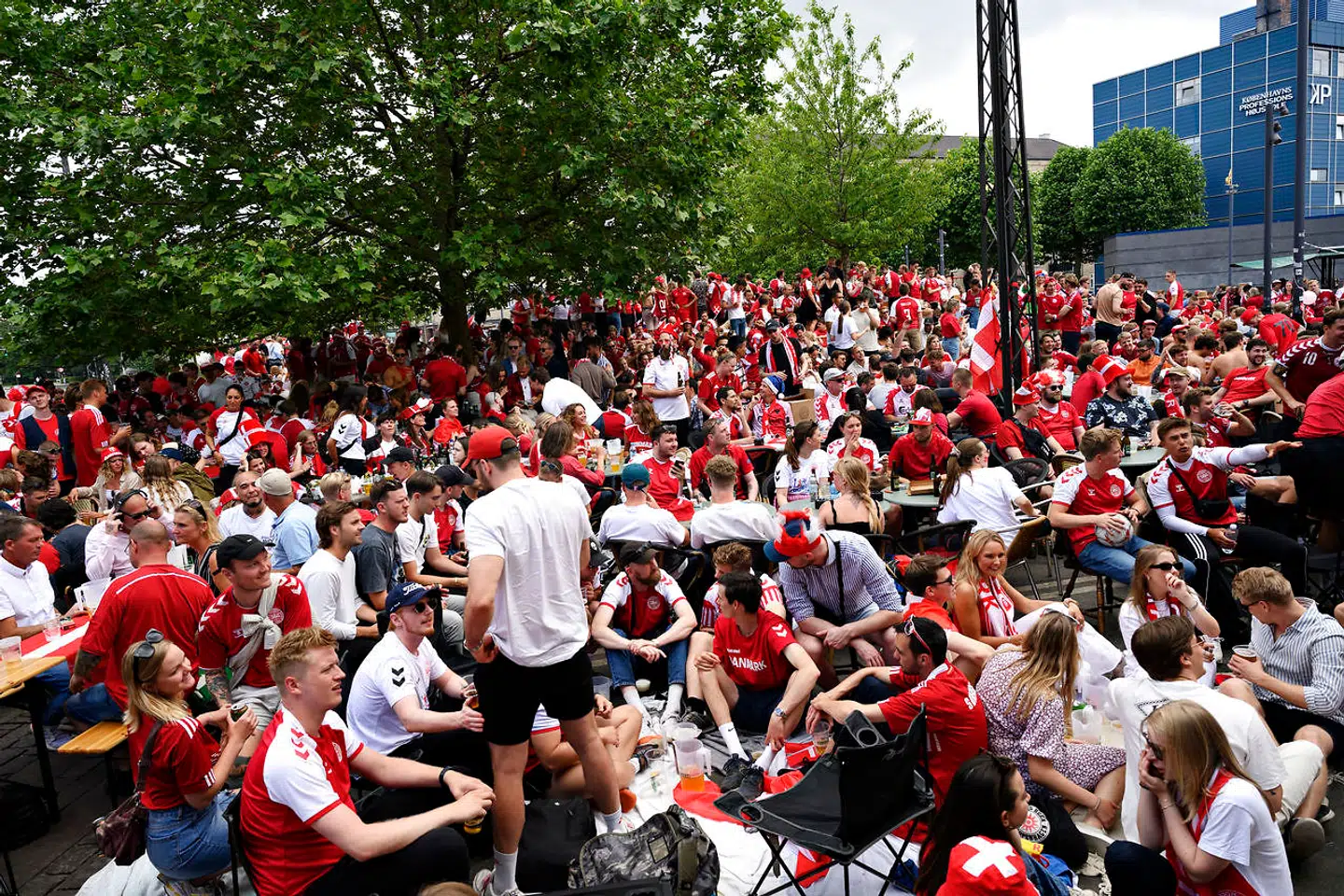 Fans nyder stemningen og varmer op før EM-landskampen mellem Danmark-Wales på storskærmsarrangement på Sifs Plads på Østerbro i København.