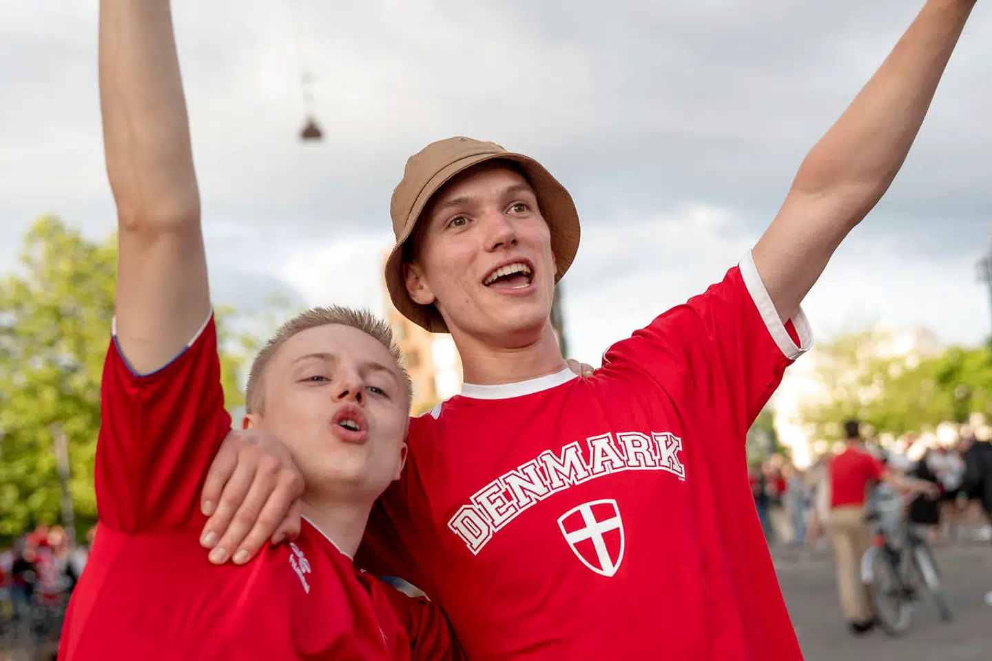 Mathias (t.h.) og hans barndomsven Henrik, der har gået til fodbold sammen.