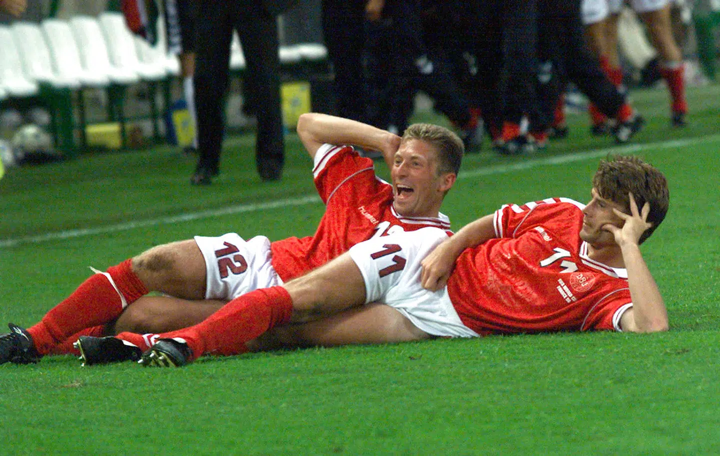 VM-kvartfinale Brasilien-Danmark 3. juli 1998. Søren Colding og Brian Laudrup tager et lille hvil på banen efter Brian Laudrups udligning til 2-2.