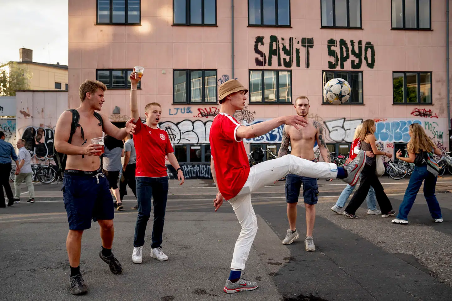 Mathias jonglerer foran barndomsvennerne fra Værløse på Sifs Plads på Østerbro kort efter EM-kampen.