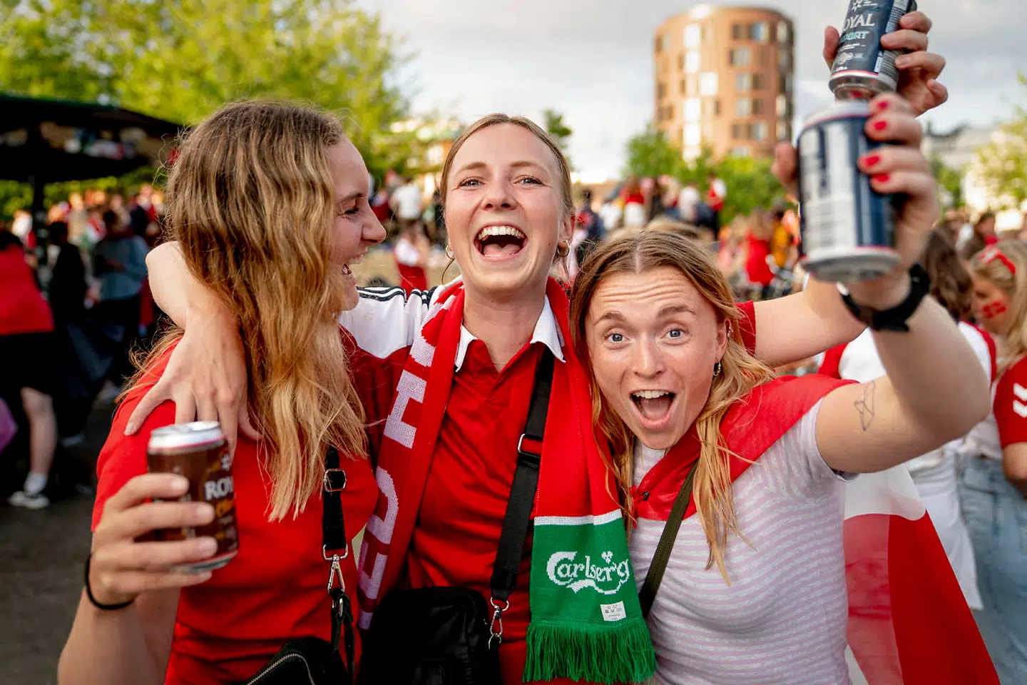De tre kvinder i tyverne – Emilie (t.h), Lærke og Rikke (t.v.) – skal ud at fejre og drikke øl oven på Danmarks sejr og afslutningen af deres uddannelse.