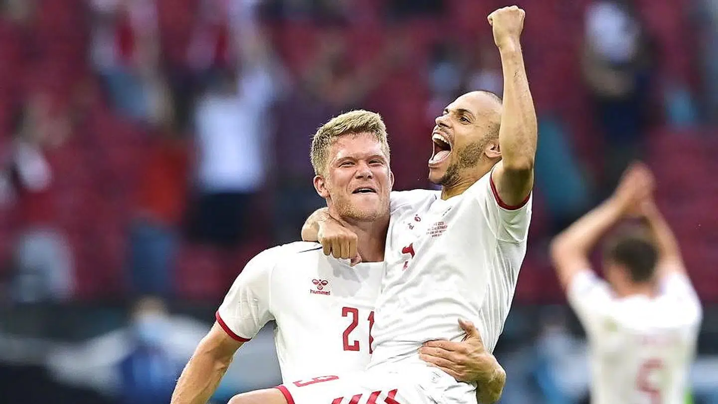 Andreas Cornelius og Martin Braithwaithe jubler efter Danmarks sejr over Wales lørdag aften.