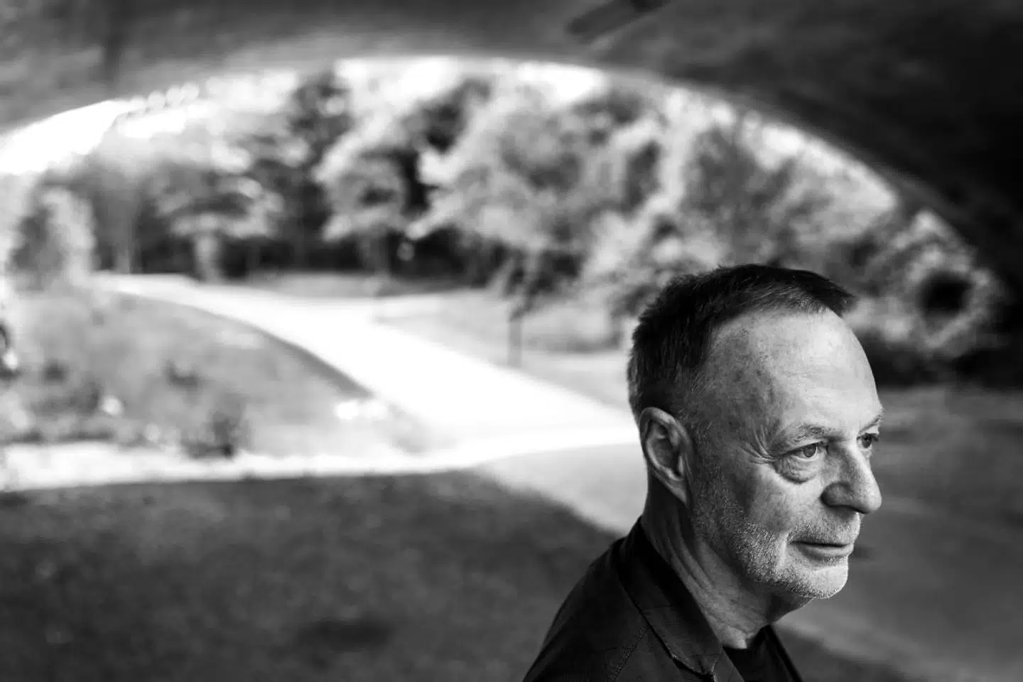 Efter gymnasiet forestillede Bent Isager-Nielsen sig, at han skulle læse dansk og engelsk på Aarhus Universitet, men efter militærtjeneste besluttede han sig for at gå på Politiskolen, hvilket kom som en overraskelse for både ham selv, hans venner og hans familie.