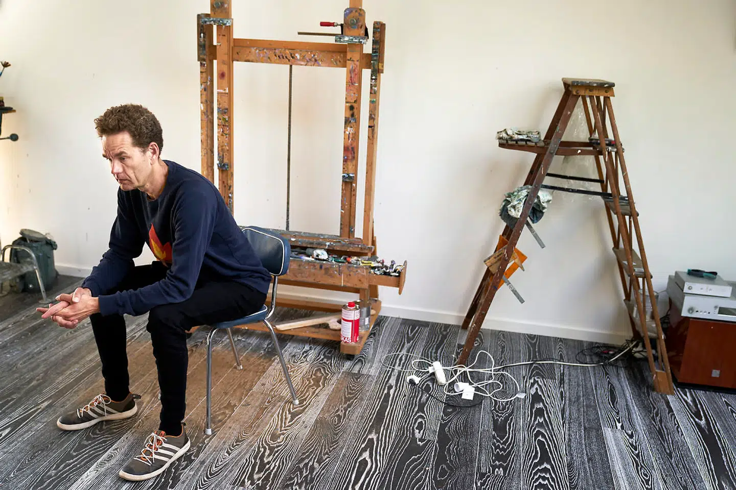 Jacob Brostrup er ikke klassisk uddannet på Det kongelige danske kunstakademi, men uddannet som kok i 1998 og fra Danmarks Designskole i 2002. Her er han i sit atelier.