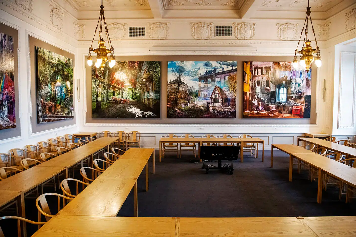 Jacob Brostrups malerier om Socialdemokratiets historie er udstillet i partiets gruppeværelse på Christiansborg.