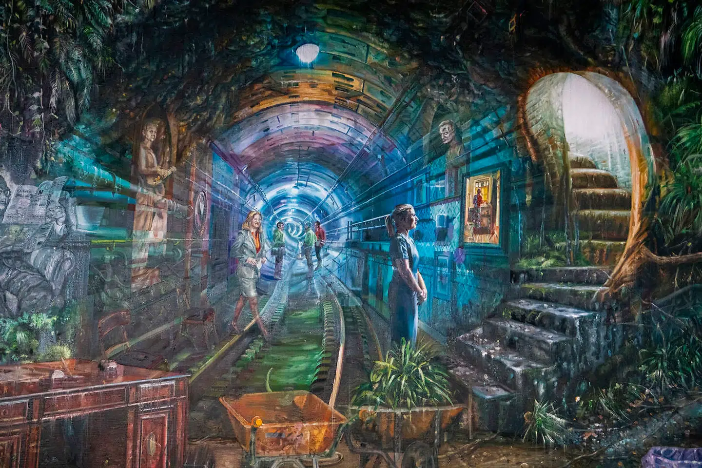 Det sidste maleri i serien om Socialdemokratiets historie viser en metrotunnel og Mette Frederiksen, der kigger på et maleri af Anna Ancher. Bagved ser man Helle Thorning-Schmidt komme gående. Viggo Kampmann, tidligere statsminister, sidder i en marmorstol og læser avis. Der er lys for enden af tunnelen. Foto: Jacob Brostrup.