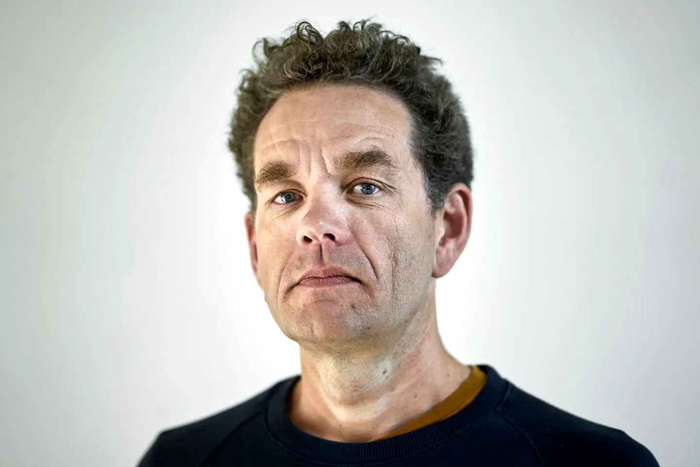 »Det er vist kun billedhuggeren Bjørn Nørgaard og mig, der har forsøgt os med store momumentale danmarkshistorier. Nørgaard i sine gobeliner, der fortæller danmarkshistorie, og jeg i mine syv malerier af Socialdemokratiets historie,« siger Jacob Brostrup.