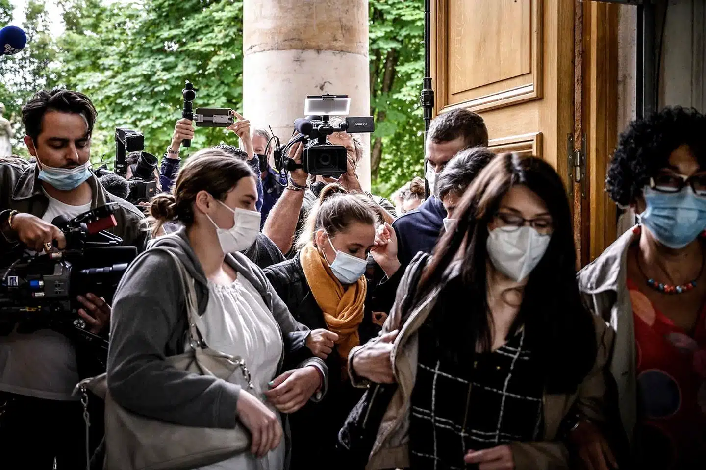 Valérie Bacot (midt billedet) ankommer til domhuset i den nordøstfranske by Chalon-sur-Saone Courthouse til retsagens sidste og dramatiske dag ledsaget af medlemmer af hendes støttekomité.