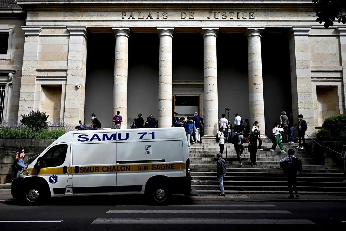 Valérie Bacot måtte under lægebehandling, da hun efter anklagerens procedure fik et voldsomt angstanfald og besvimede under retssagen mod hende i den nordøstfranske by Chalon-sur-Saône.