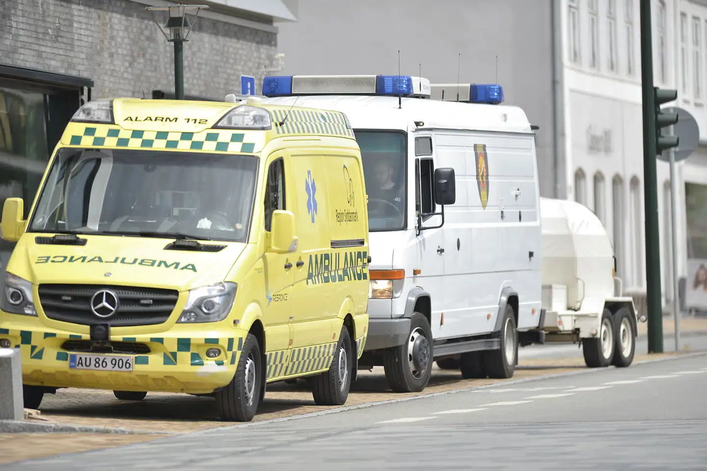 Manden, der fredag morgen trængte ind på Middelfart Rådhus, er fredag eftermiddag fundet død.