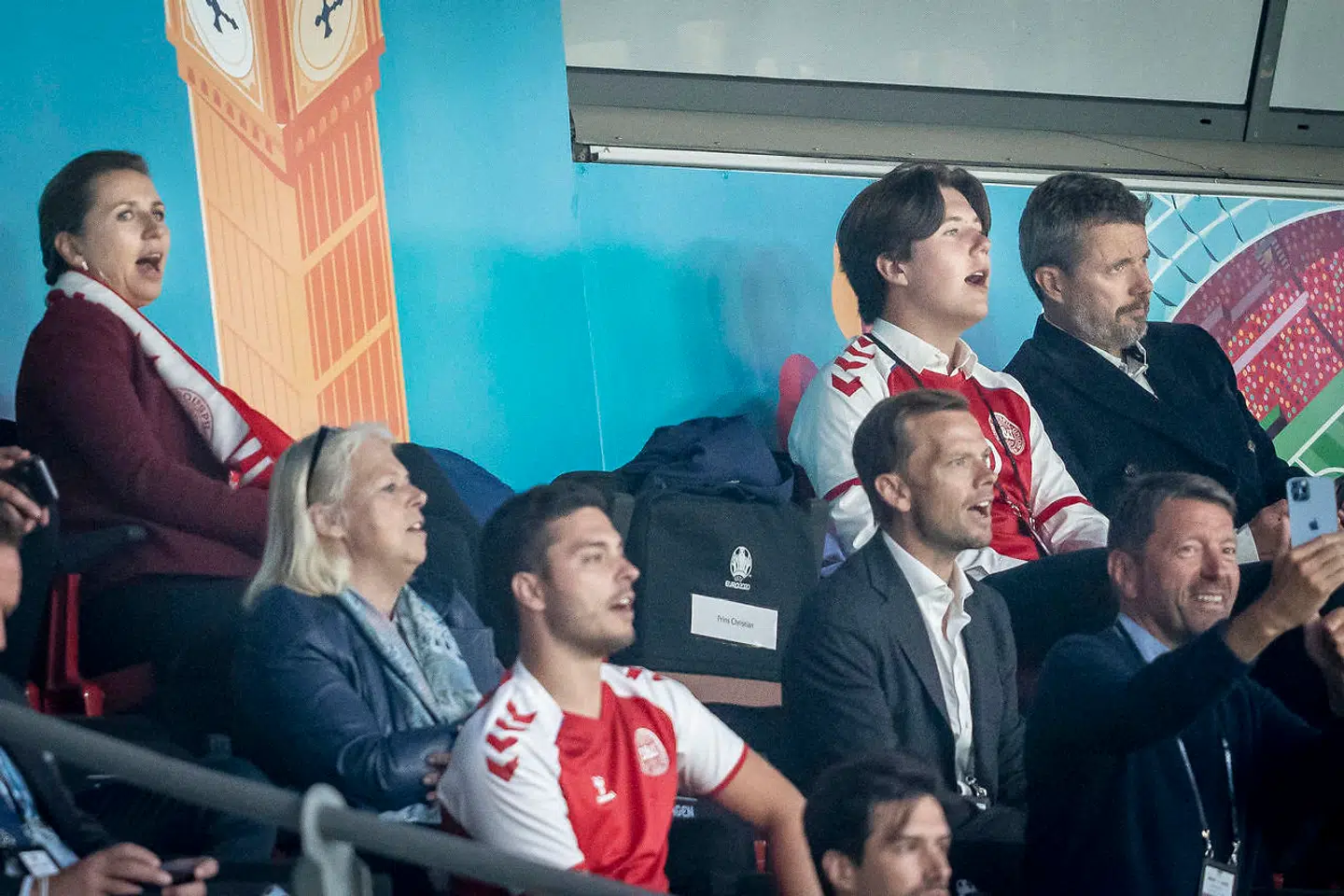 Kronprins Frederik og prins Christian sang sammen med statsminister Mette Frederiksen (S) og beskæftigelsesminister Peter Hummelgaard med på slagsangene i Parken under EM-kampen mellem Danmark og Rusland.