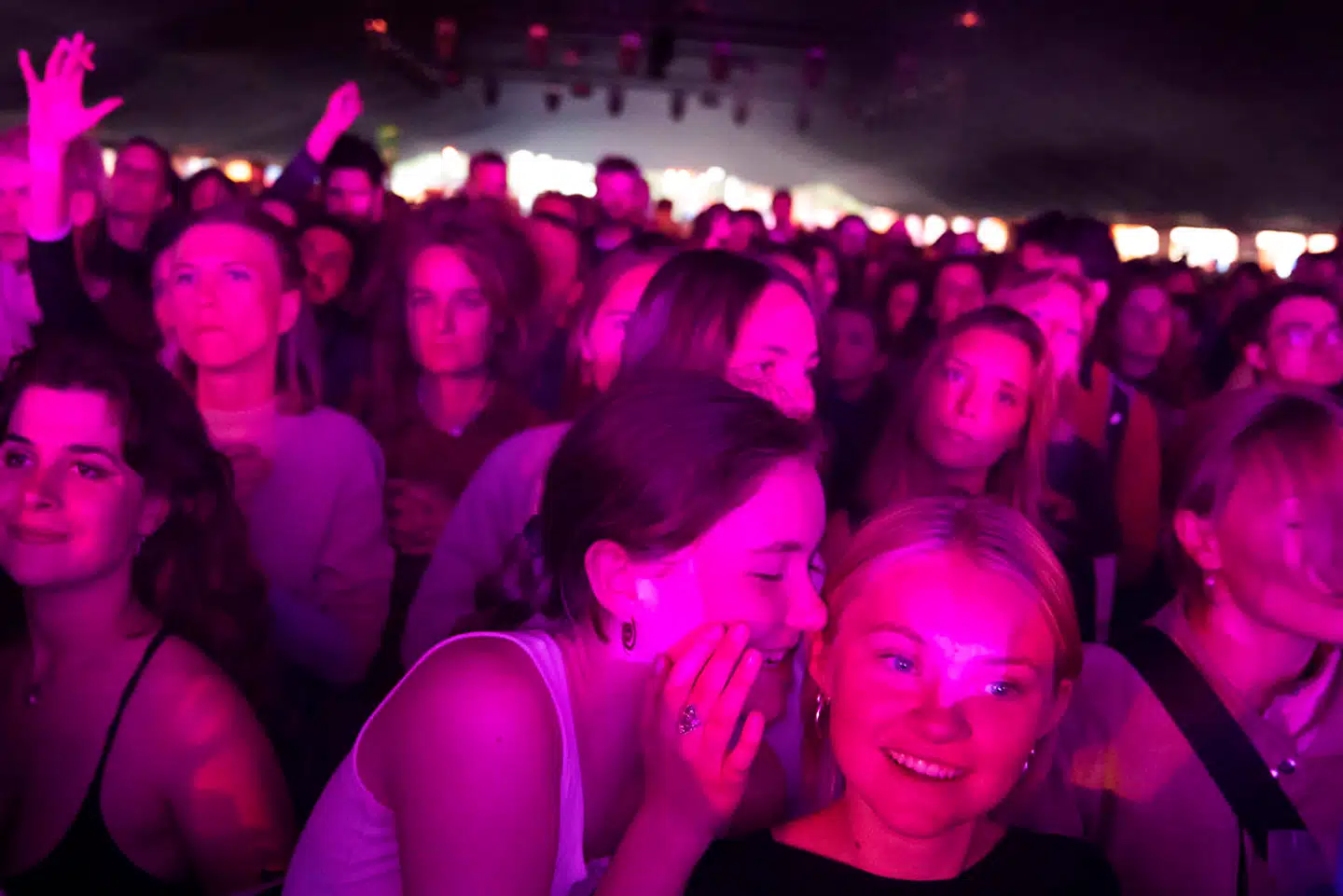 Koncerterne finder sted på Roskilde Festivals mindste scene, Gloria, hvor publikum inddeles i sektioner à 200 mennesker i denne uge, mens det fra juli i stedet hedder 500 mennesker per sektion.