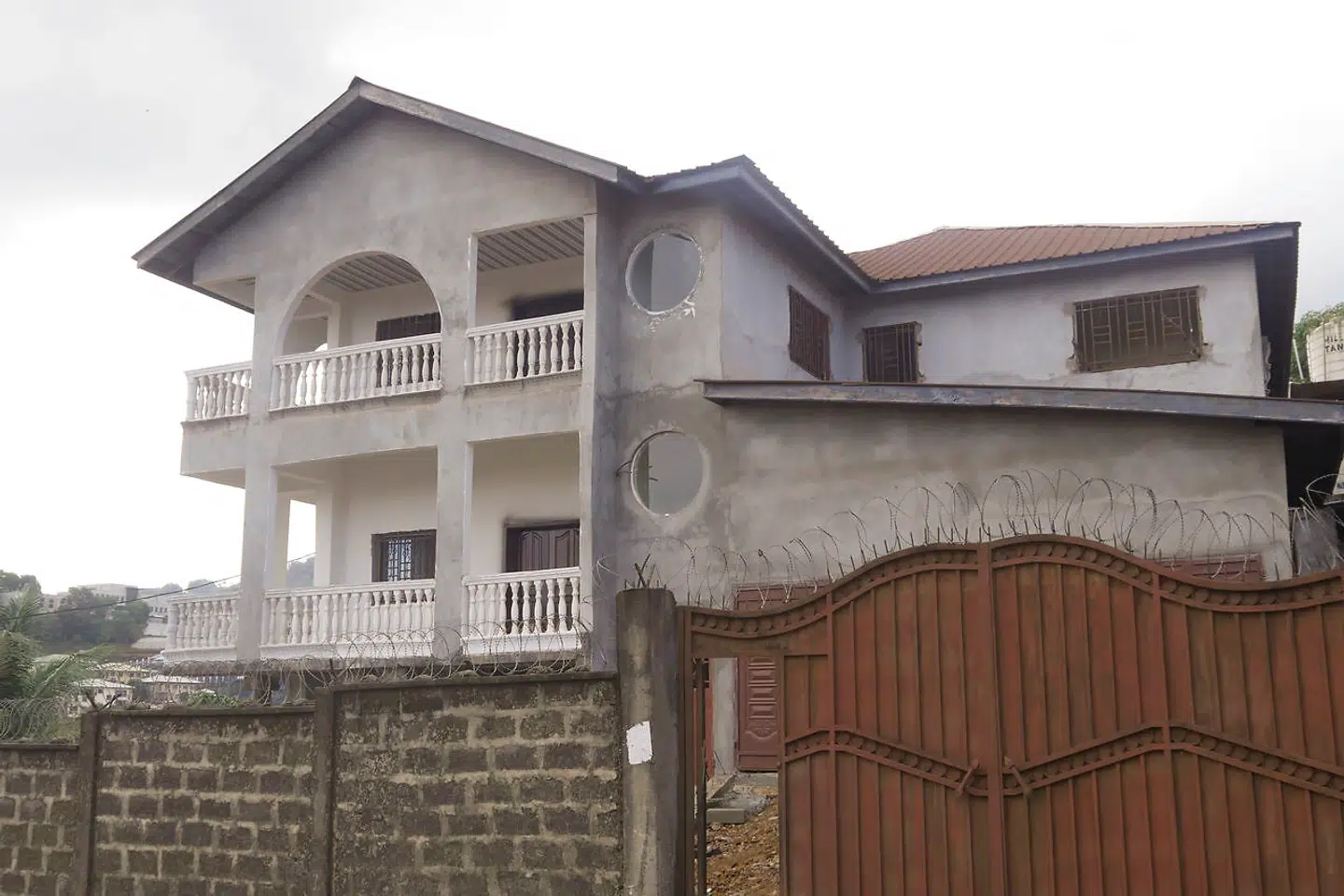 Det sierraleonske selskab Capital Gems Investment kan tilsyneladende tilbyde alt i verden: Ifølge selskabets vedtægter har virksomheden 39 forskellige formål og vil blandt andet bygge hoteller, sørge for vandforsyning, sælge flybilletter, udvinde, polere og sælge diamanter og guld samt investere i ejendomme. De to registrerede direktører fortæller, at selskabet udvinder og sælger diamanter.