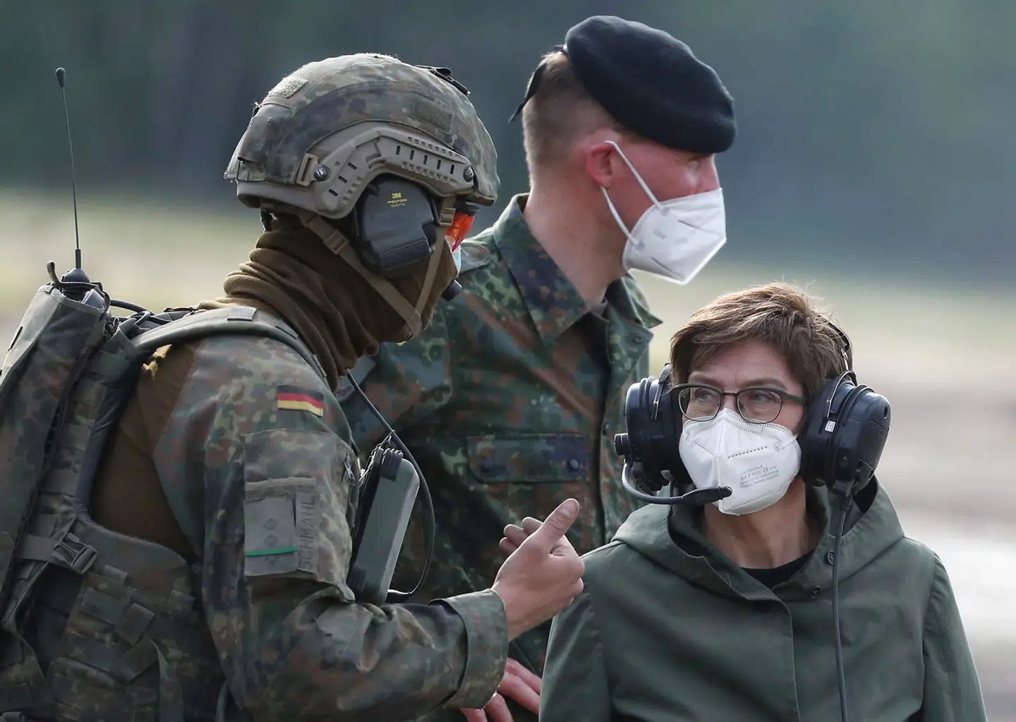 Den tyske forsvarsminister, Annegret Kramp-Karrenbauer (CDU), har været udsat for hård kritik for ikke at handle tilstrækkeligt hurtigt og hårdt for at bremse den udbredte højreekstremisme i dele af tysk militær. Netop nu venter man på hendes afgørelse omkring fremtiden for specialtropperne i KSK, som har været særlig hårdt ramt af soldater, der var højreekstreme. Det ventes, at KSK får lov til at overleve, men at en række soldater og officerer kan blive smidt ud.