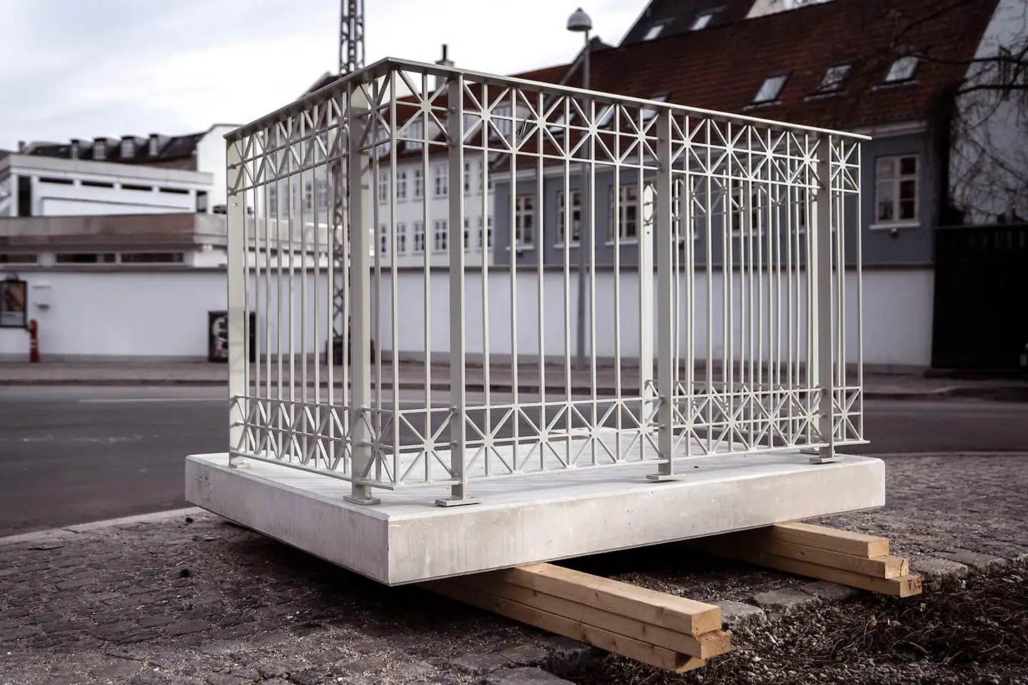 52 altaner, hvoraf to siden begyndelsen af december har været henlagt foran Rahbekshus på Frederiksberg, skal kasseres. Kanterne er skrå, ikke lige, værnet ikke korrekt udført, og relieffet i bunden er forkert.