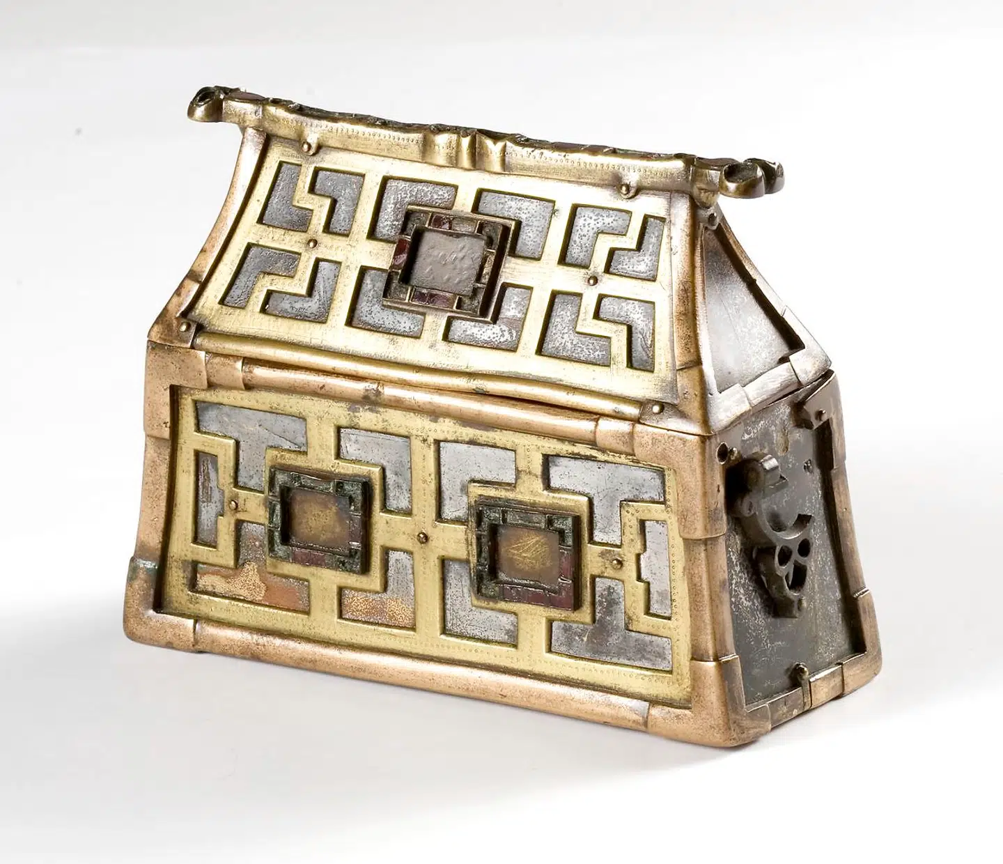 Ranveigs skrin er et husformet relikvieskrin af takstræ beklædt med kobber, sandsynligvis fremstillet i Skotland. Flere skibsstævne er ridset ind på undersiden sammen med runeindskriften »Ranveig ejer dette skrin«. Ranveig ristede formentlig selv runerne. Fra slutningen af 700-tallet/begyndelsen af 800-tallet.