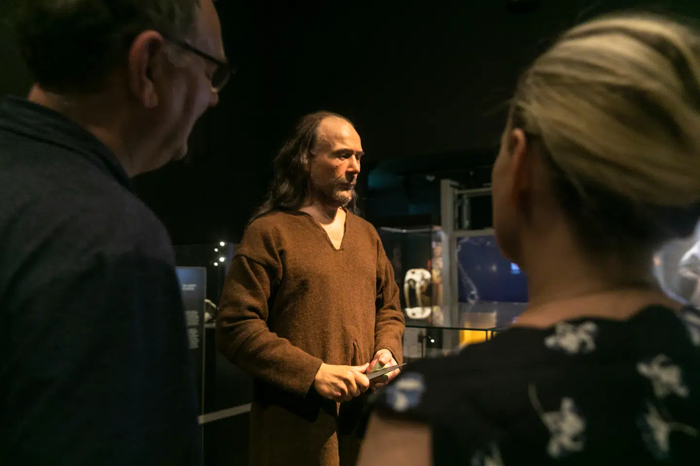 Rekonstruktion af den 50-årige mand, som var begravet på Galgedil-gravpladsen på Fyn. Ansigtet er modelleret ud fra en tre-d-scanning af hans kranie. Dna-sekvensen var ikke detaljeret nok til at fastslå hans øjenfarve og hårfarve. Derfor er rekonstruktionen baseret på generelle genetiske grupper i vikingetidens Sydskandinavien kortlagt i nyere tids dna-studier. Rekonstruktion: Oscar Nilsson.