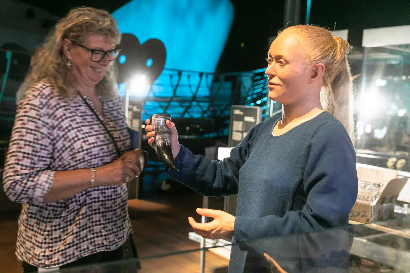 Rekonstruktion af en kvinde, som var begravet på Galgedil-gravpladsen på Fyn. Det er rekonstruktionen til højre. Rekonstruktion: Oscar Nilsson.