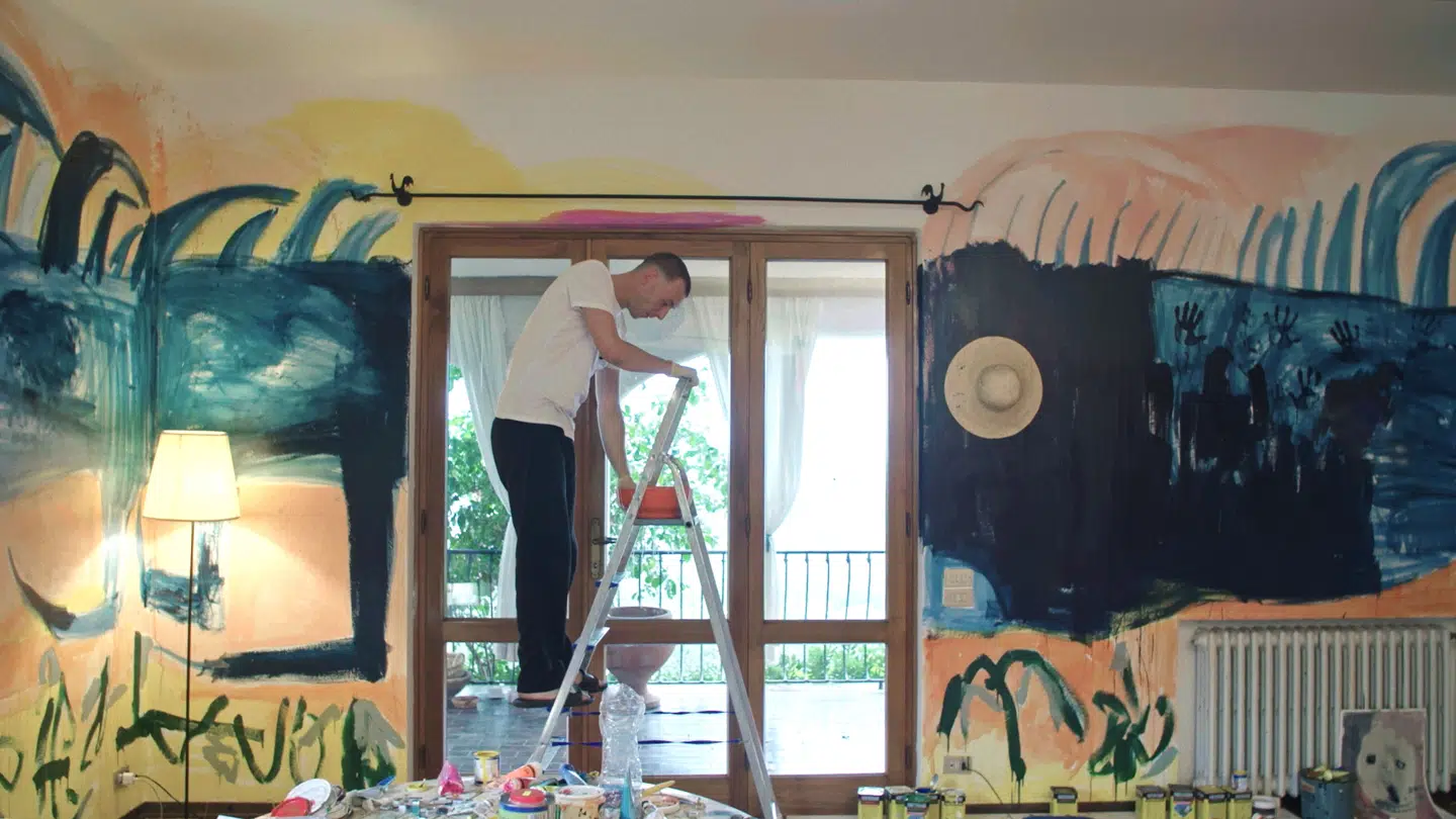 Næblerød og venner maler amok i villa i Toscana. »Jeg håber, Søren bliver glad for noget af det,« siger Næblerød, men det melder historien ikke noget om.