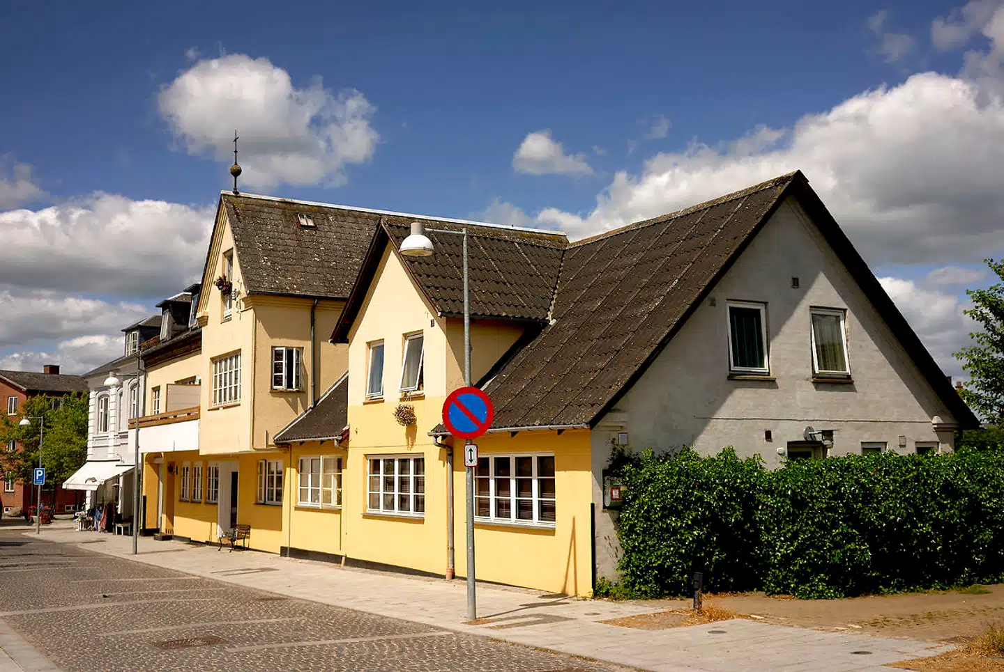 Det gule hus i Faxe på Sydsjælland var i sommer Torben Bagges eget foretrukne eksempel på en god udlejningsejendom. Men bag husets mure er der udbredt skimmelsvamp i flere lejemål.