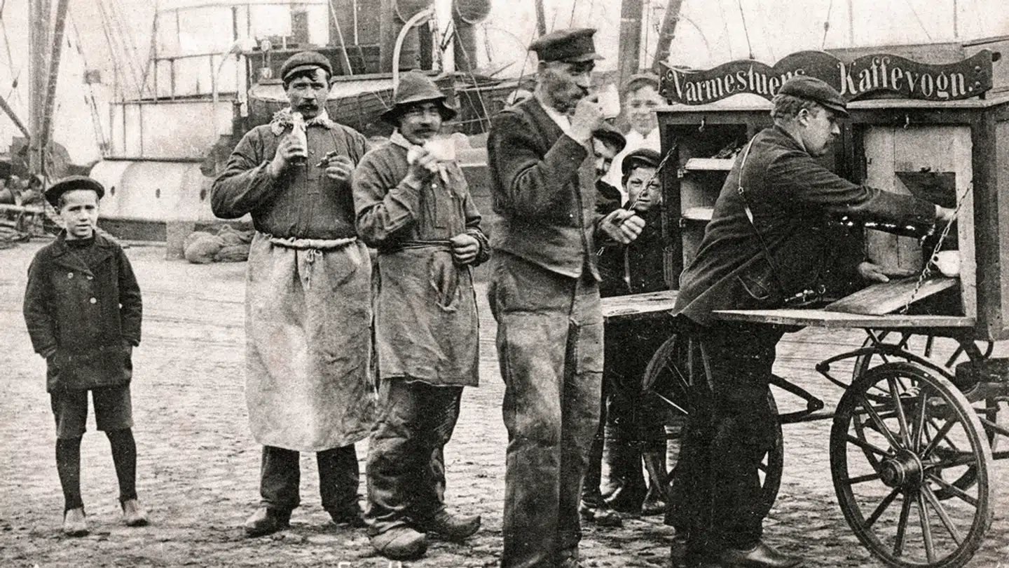 Ved havnen i Aarhus opstillede man i 1900-tallets begyndelse en kaffevogn. Formålet var at få havnearbejderne til at drikke mindre øl og brændevin. Foto: Den Gamle By.