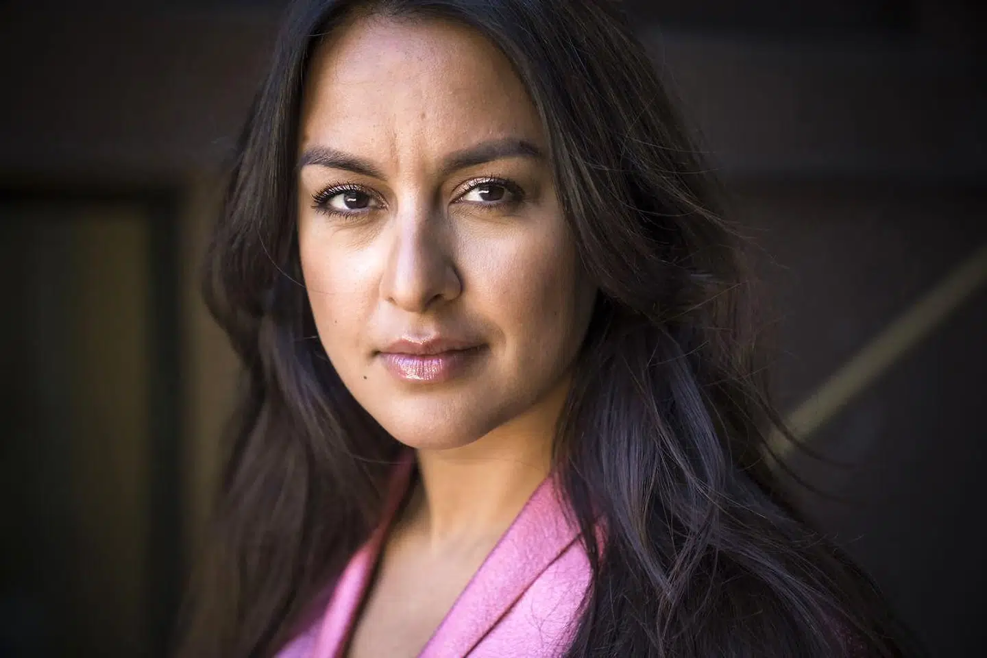 »Ingen lærer skal alene bære byrden af voldsmandens veto. Gør derfor Muhammed-tegningerne til en del af at være elev i den danske folkeskole. Det er det eneste rigtige at gøre i en tid, hvor civilisationernes sammenstød finder sted i skolegården,« skriver Geeti Amiri.