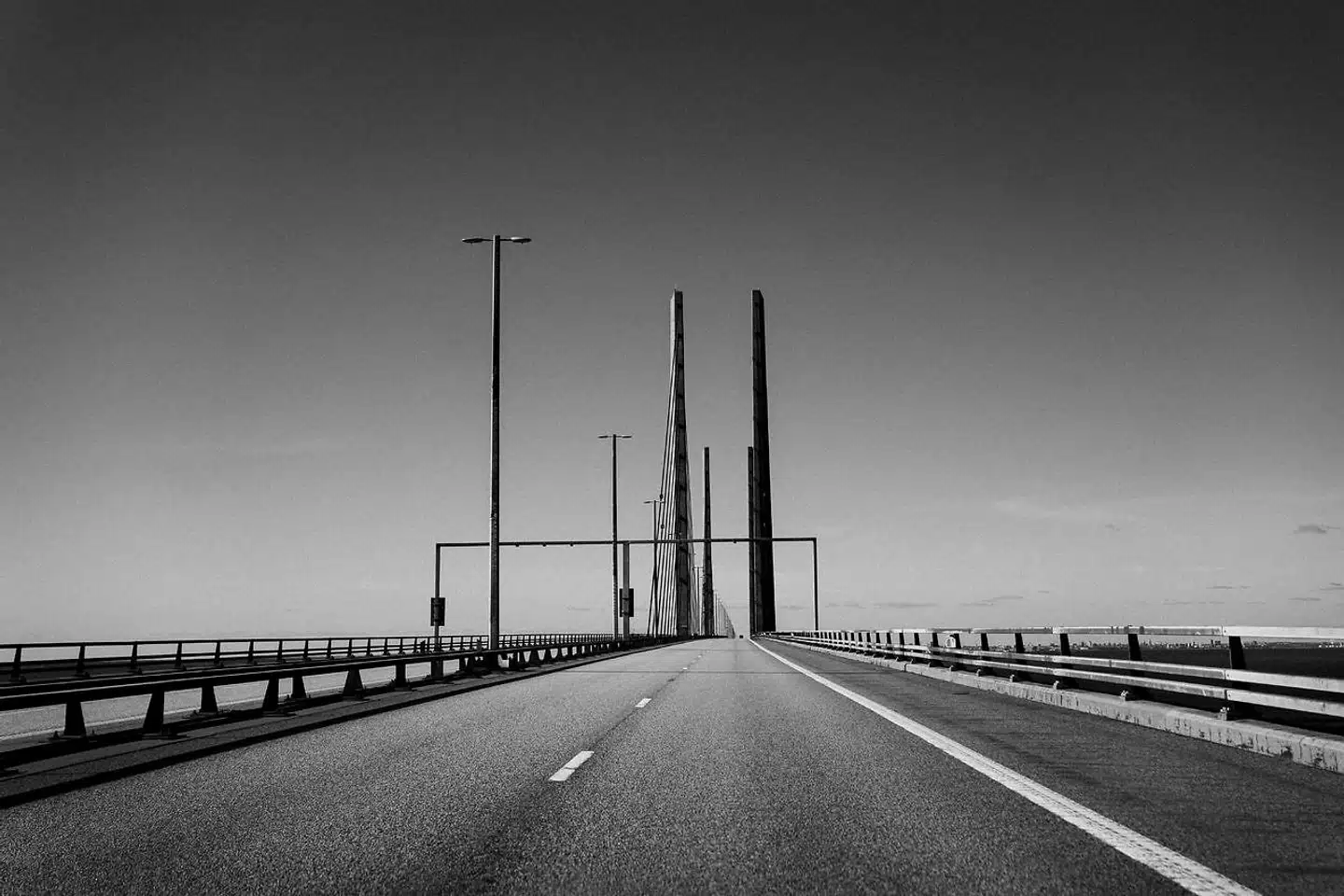 På en motorvej i det sydlige Sverige mellem byerne Skurup og Ystad, som blandt andet benyttes af trafikanter til og fra Bornholm, har flere danske bilister oplevet stenkast.