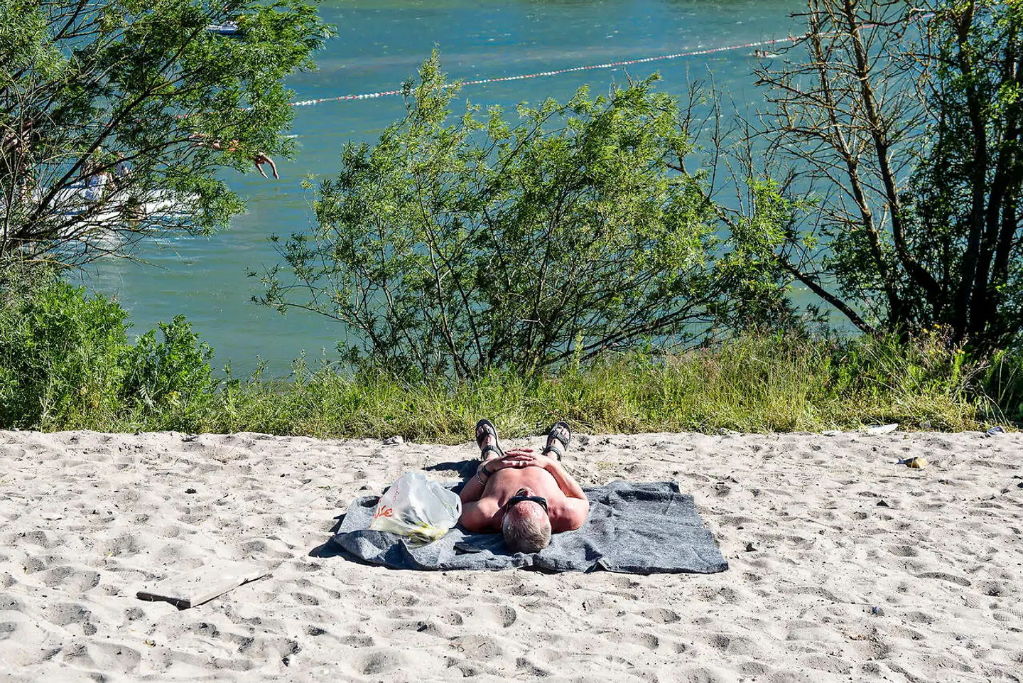 Karlstrup Kalkgrav er en populær badesø og et velbesøgt naturområde. Lørdag udviklede det sig imidlertid knap så fredeligt. Billedet er ikke fra Karlstrup Kalkgrav.