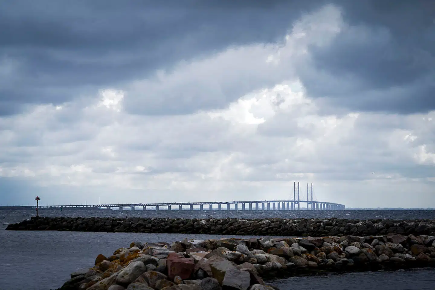 På en motorvej i det sydlige Sverige mellem byerne Skurup og Ystad, som blandt andet benyttes af trafikanter til og fra Bornholm, har flere danske bilister oplevet stenkast.
