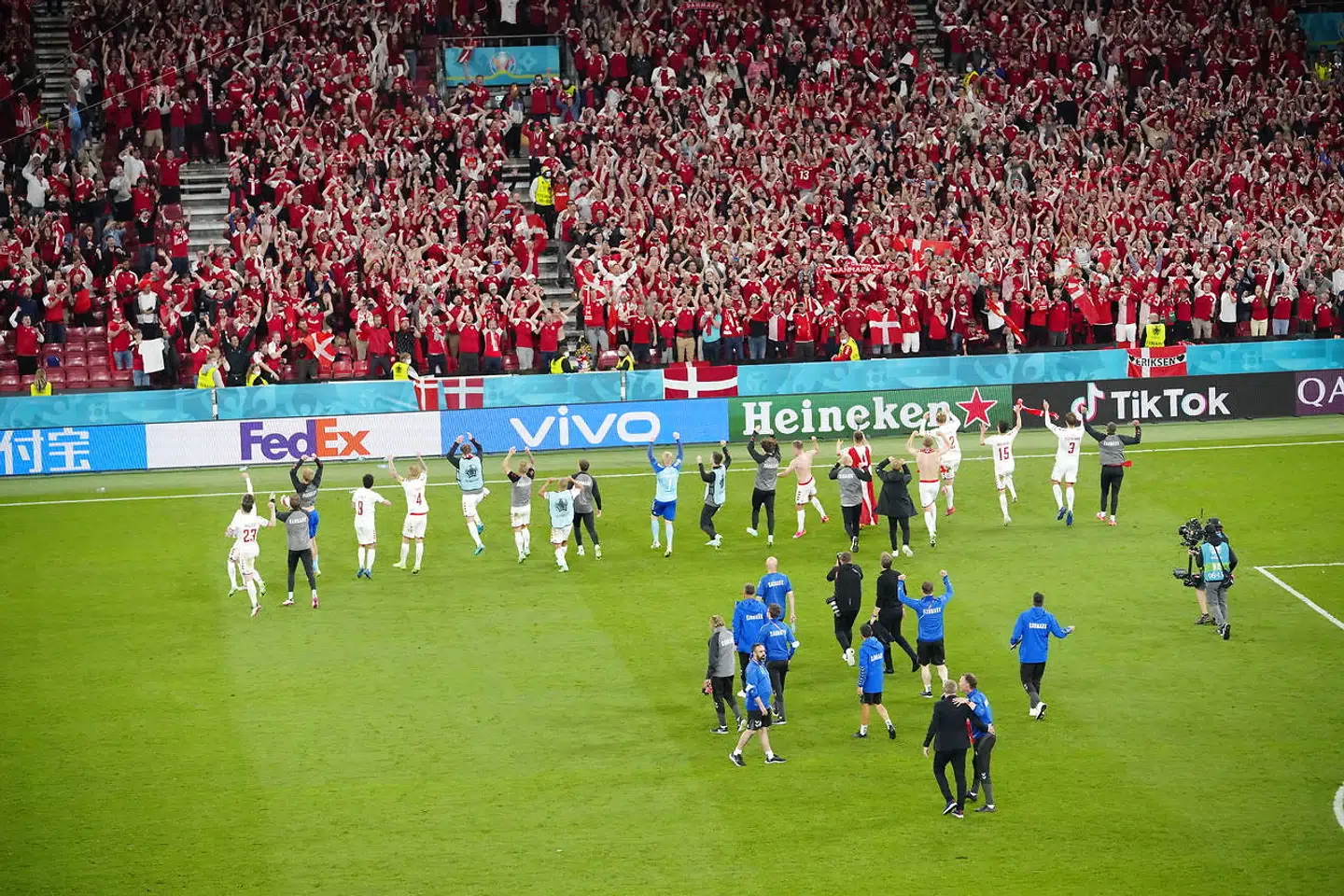 Det danske landshold gik to gange rundt og fejrede sejren sammen med publikum.