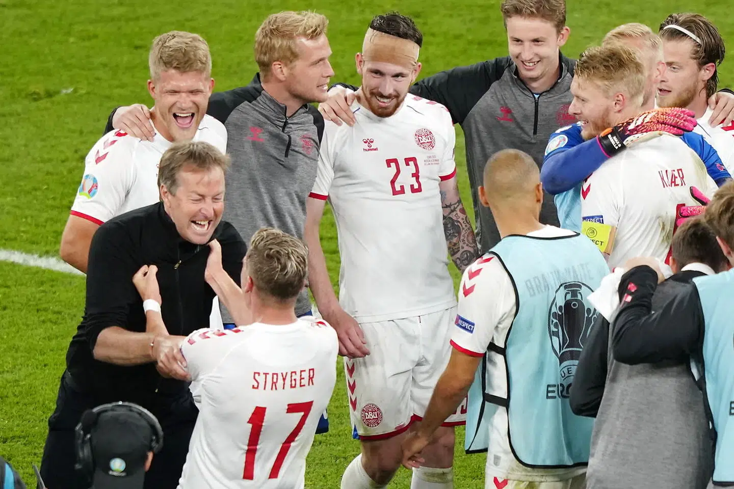 Kasper Hjulmand og Jens Stryger Larsen har kendt hinanden i mange år og var glade sammen efter sejren mod Rusland.