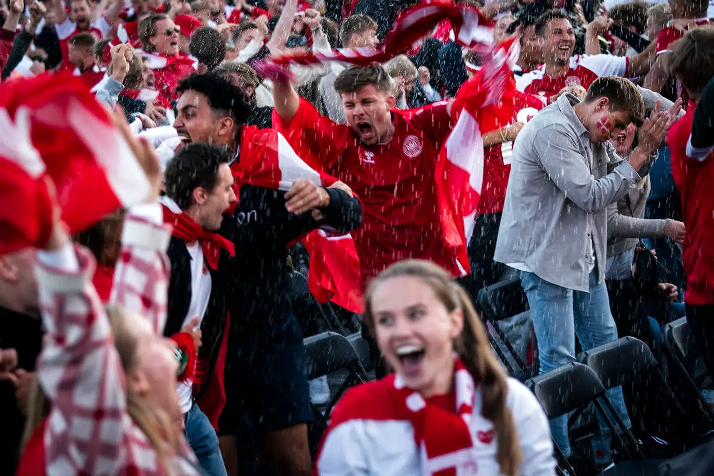 Fans følger med i Danmarks kamp mod Rusland, der vises på storskærm på Ofelia Beach i København, mandag den 21. juni 2021.. (Foto: Ida Marie Odgaard/Ritzau Scanpix)