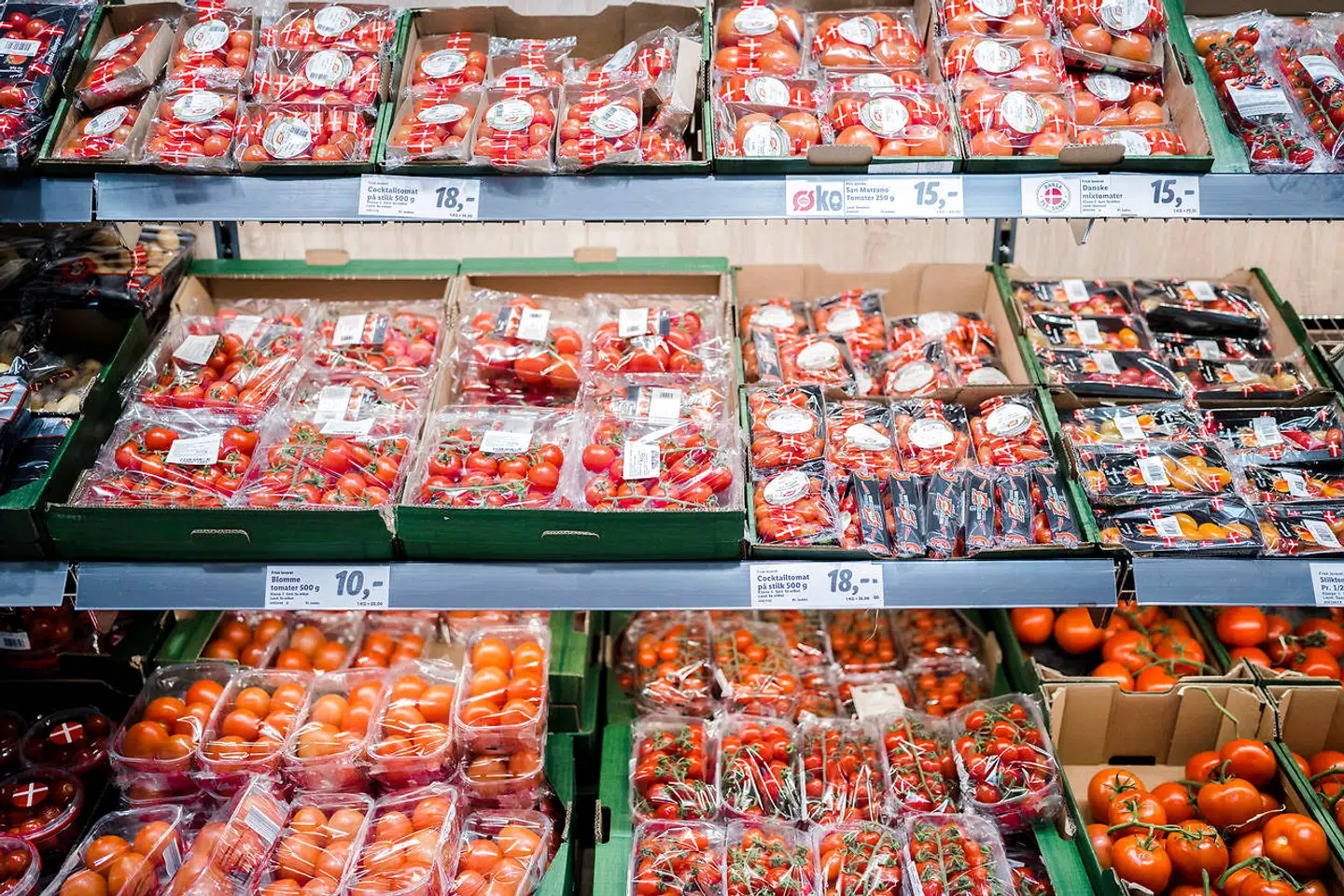 I øjeblikket har Lidl Danmark 13 forskellige tomater i sit sortiment. De otte af dem er danske, mens de resterende fem primært kommer fra Holland. I vintermånederne indtager Spanien en større rolle.