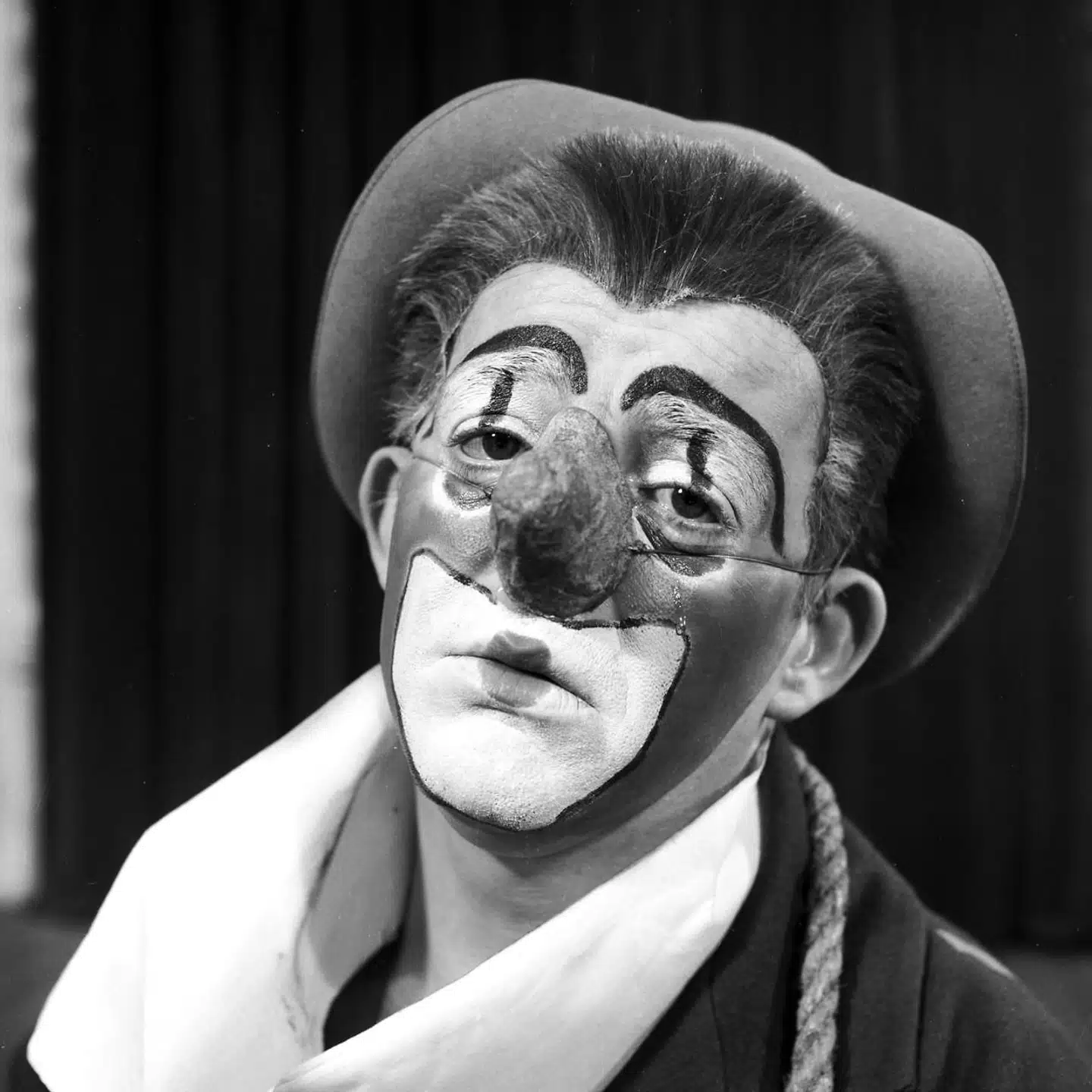 At komik kan gå over i det tragiske er ikke noget nyt. En gammel vittighed lyder: En mand går til lægen og siger, han er deprimeret, og at livet er for hårdt at leve: »Jeg føler mig ensom i en truende verden, og fremtiden synes usikker og vag, hvad skal jeg gøre?«. Lægen svarer: »Behandlingen er enkel. Den berømte klovn Pagliacci er i byen i aften! Gå ind og se hans optræden, så skal du nok få det bedre«.Patienten bryder ud i gråd og siger: »Men doktor … Jeg er Pagliacci!«. (På billedet ses danske Buster Larsen som klovn.)