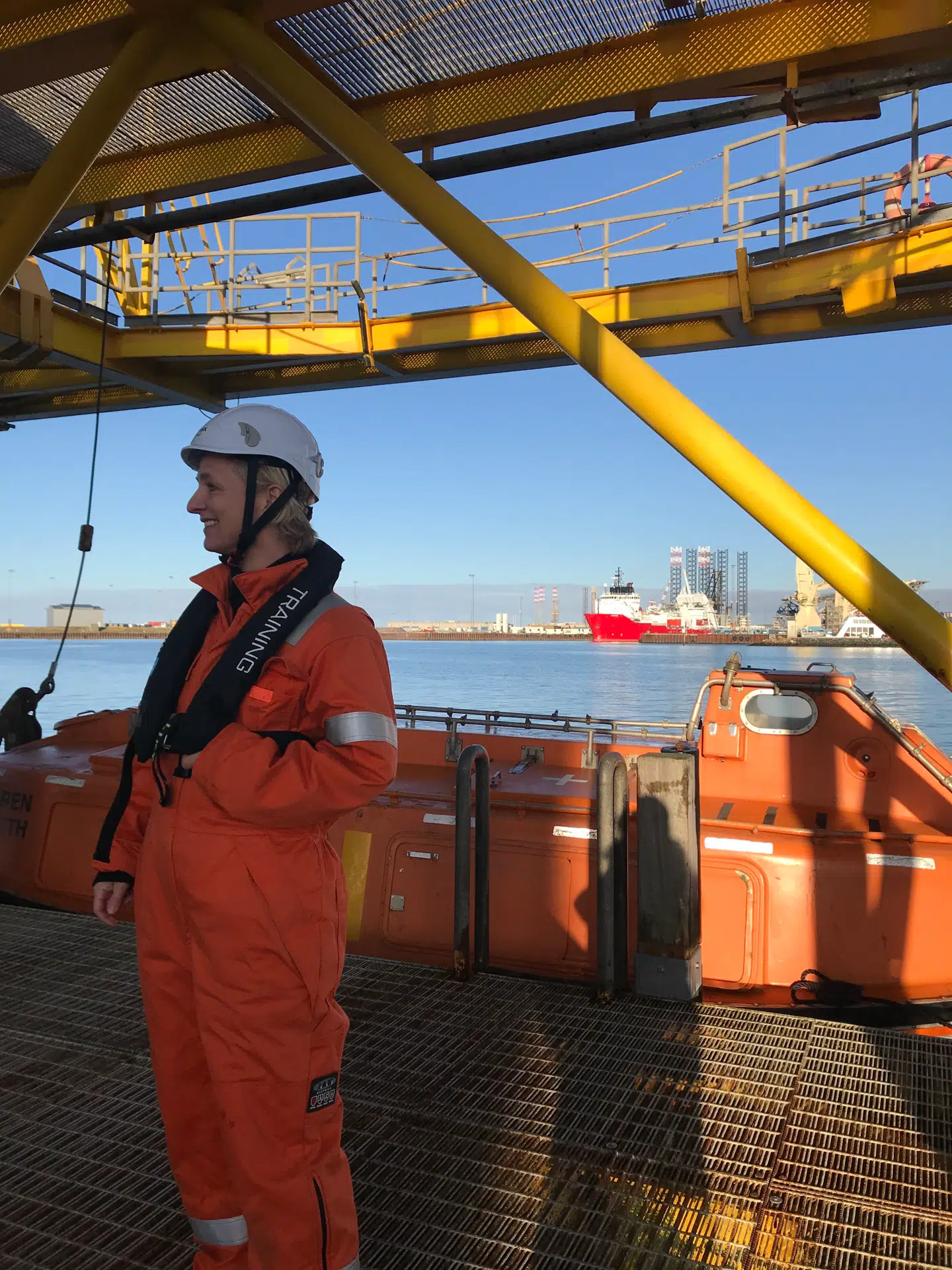 Mathilde Fenger har malet Esbjergs offshoreindustri på bestilling af Esbjerg Kommune. Her ses hun ved Esbjerg havn.