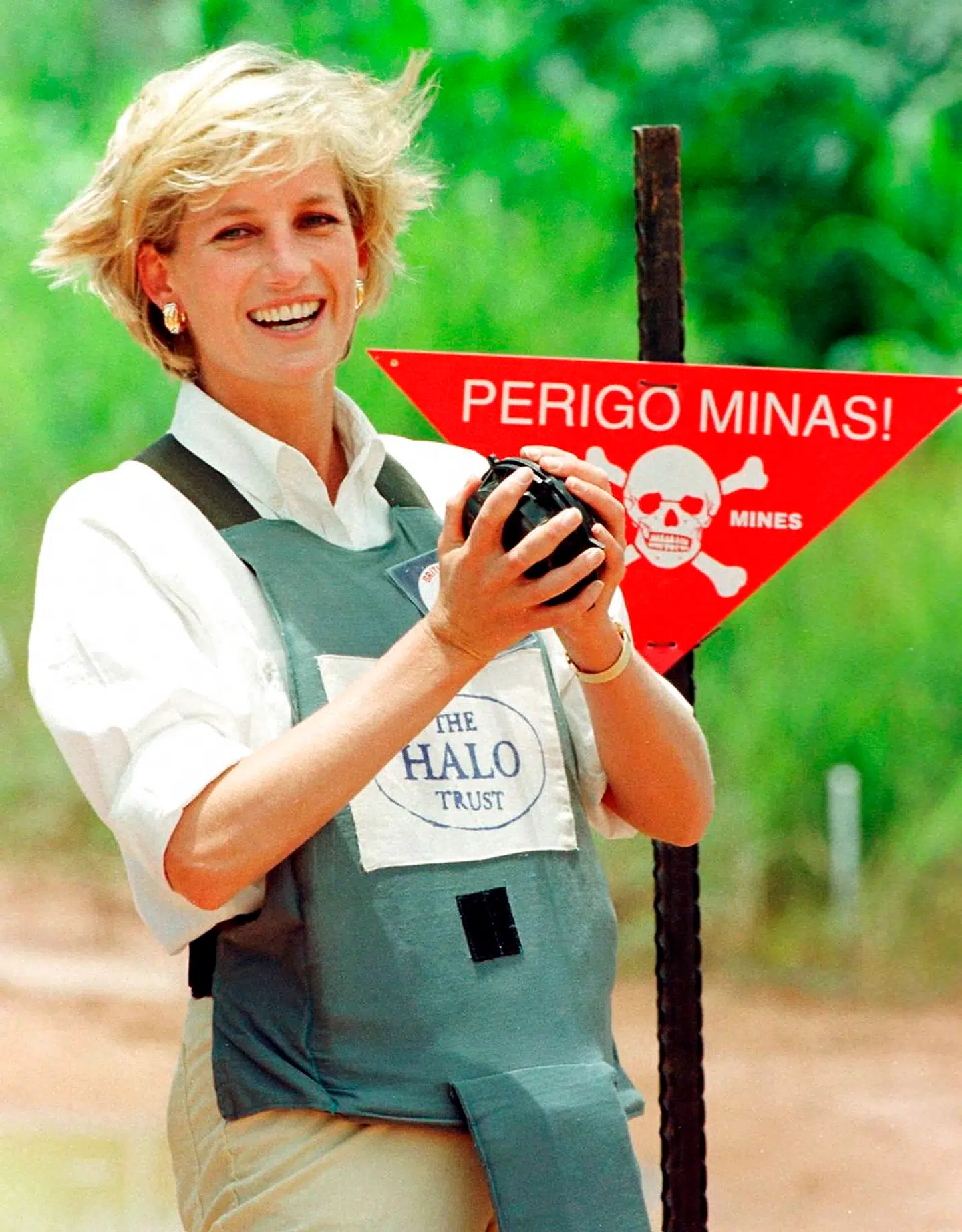 Prinsesse Diana besøgte et par måneder inden sin død Angola. Der mødtes hun med flere personer, der havde mistet deres ben på grund af møder med landminer.