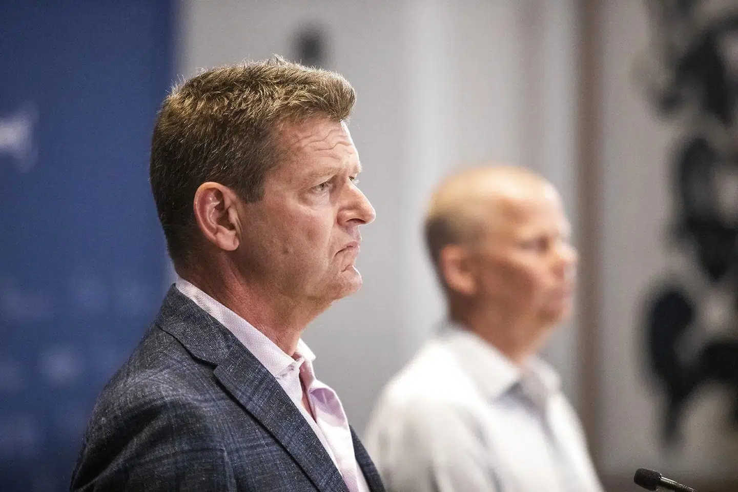 »Brostrøm selv var ganske klar i sin positive anbefaling af vaccine til de unge. Men det var hans sidemand på pressemødet ikke. Klaus Birkelund Johansen, der er formand for Dansk Pædiatrisk Selskab og dermed for danske børnelæger, havde en noget anden holdning,« skriver Mette Østergaard.