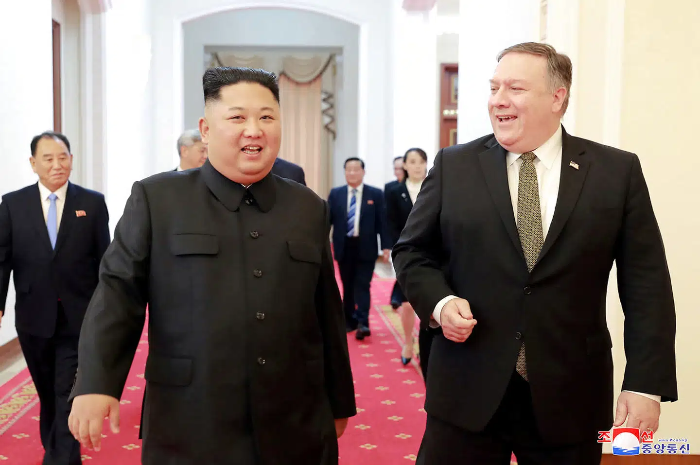 Meget kunne tyde på, at Mike Pompeo, der er tidligere udenrigsminister i USA, leger med tanken om at blive præsidentkandidat for Republikanerne. Her ses han med Nordkoreas leder Kim Jong-un ved deres møde i 2018.