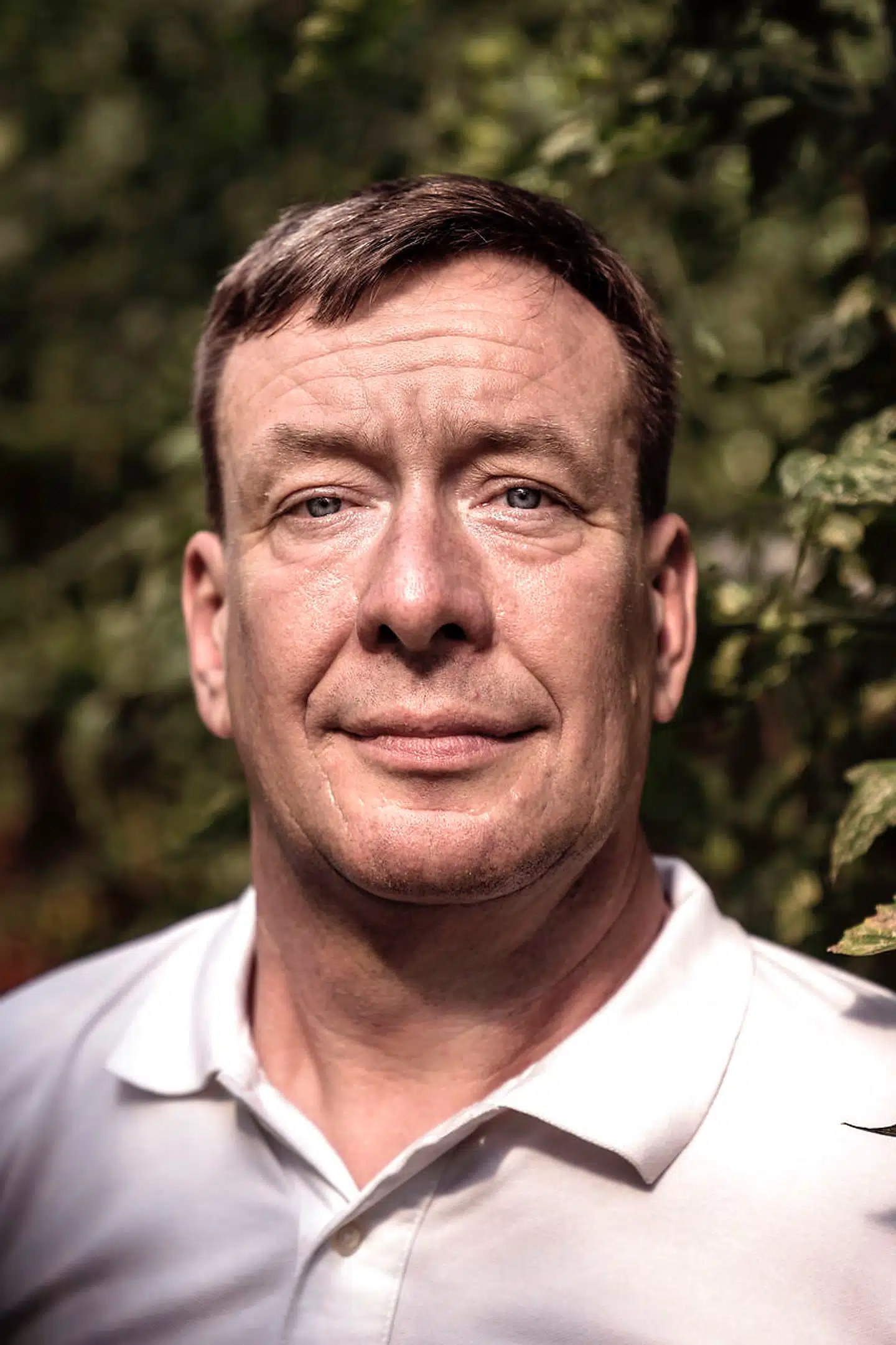 Peter Krage er medejer af og direktør hos Gartneriet Østervang, der er landets næststørste. Han har investeret i solvarme og fyrer i dag kun med naturgas i få måneder om vinteren. Selvom han producerer mere end to ton tomater om året, mener han, at den danske tomat er truet.