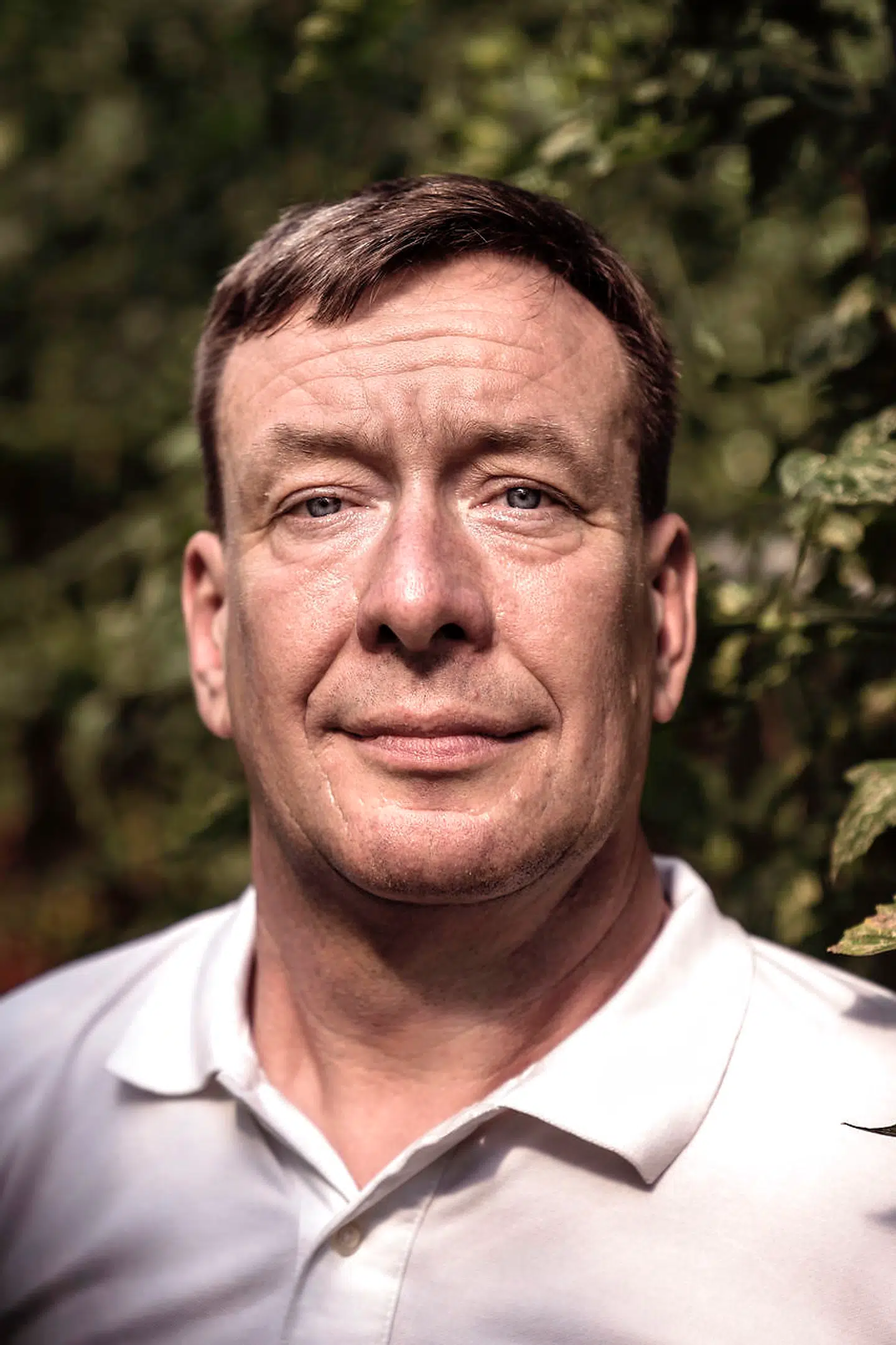 Peter Krage er medejer af og direktør hos Gartneriet Østervang, der er landets næststørste. Han har investeret i solvarme og fyrer i dag kun med naturgas i få måneder om vinteren. Selvom han producerer mere end to ton tomater om året, mener han, at den danske tomat er truet.