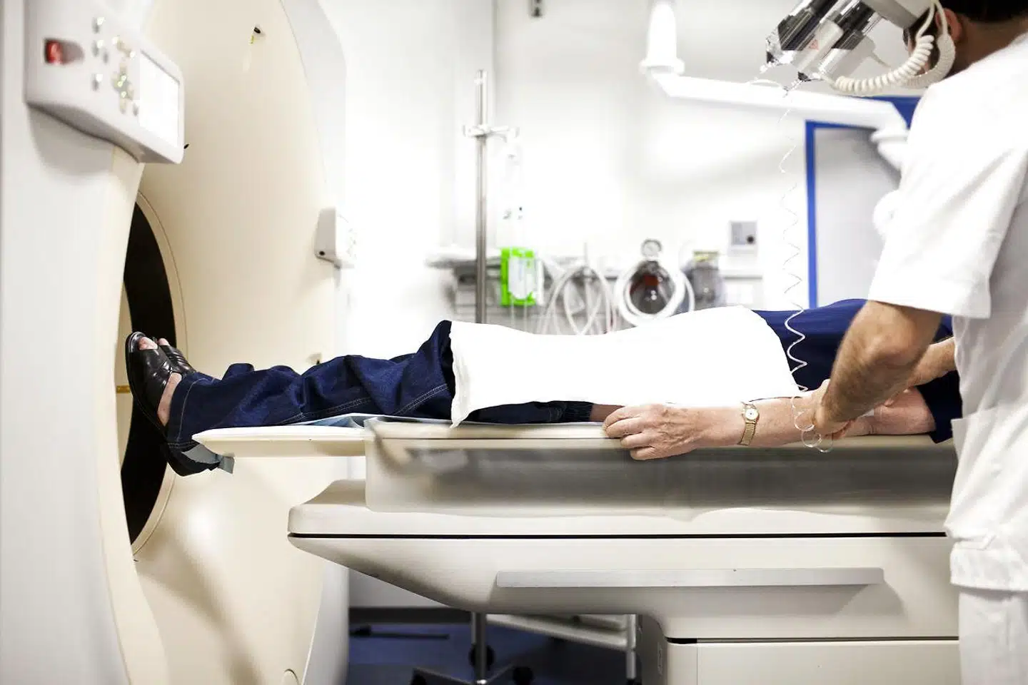 »Vi oplever, at mange patienter går rundt med en kæmpe skyldfølelse af at være blevet ramt af lungekræft. Og det er også den opfattelse, de møder fra andre. Fra deres medmennesker. Fra læger. Fra offentligheden. Derfor kommer de ikke afsted til lægen,« skriver Torben Riis Rasmussen og Lisbeth Søbæk Hansen.