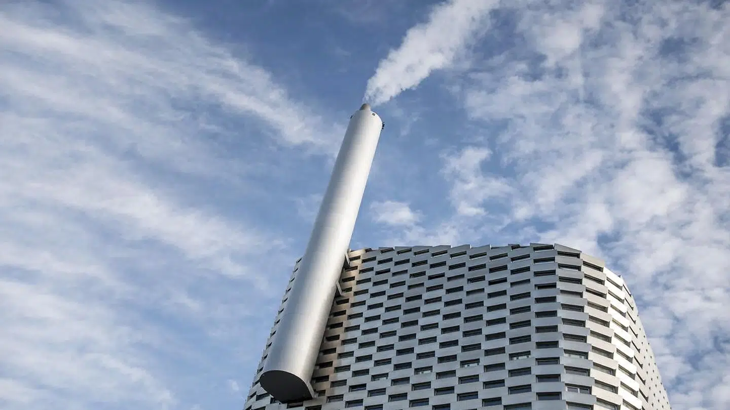 Den røg, som stiger op fra skorstenen på affaldsforbrændingsanlægget Amager Bakke, sender store mængder CO2 op i atmosfæren. Men nu vil selskabet bag forsøge at lagre den CO2 i undergrunden. Det kan bidrage til at gøre København til verdens første CO2-neutrale hovedstad i 2025. Men der er flere »snubletråde« på vejen, inden det lykkes.