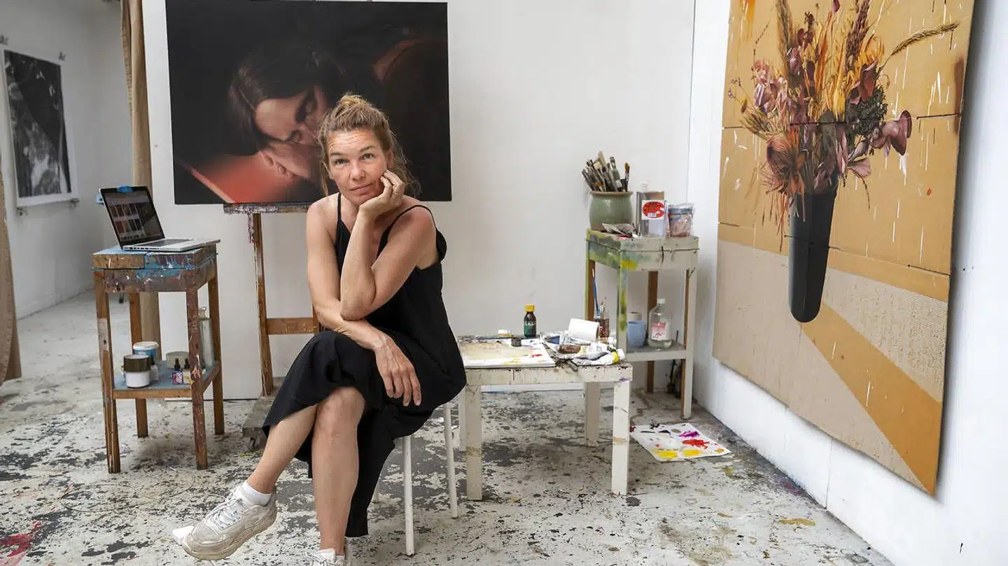 »Mine blomstermalerier begyndte med ønsket om at bruge modstillingen mellem det ophøjede, æstetiske i en blomsterbuket og det hverdagsagtige, uprætentiøse i flyttekasser.«