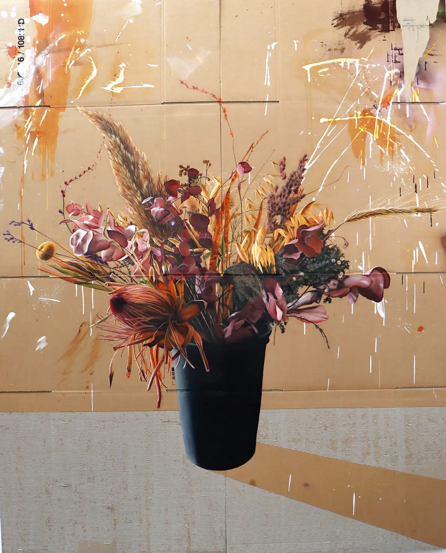 Blomstermotiv på flyttekassepap af Maria Torp. Hun arbejder netop nu på et projekt med blomster, der har været forbundet med revolution, som det for eksempel gælder nelliken.