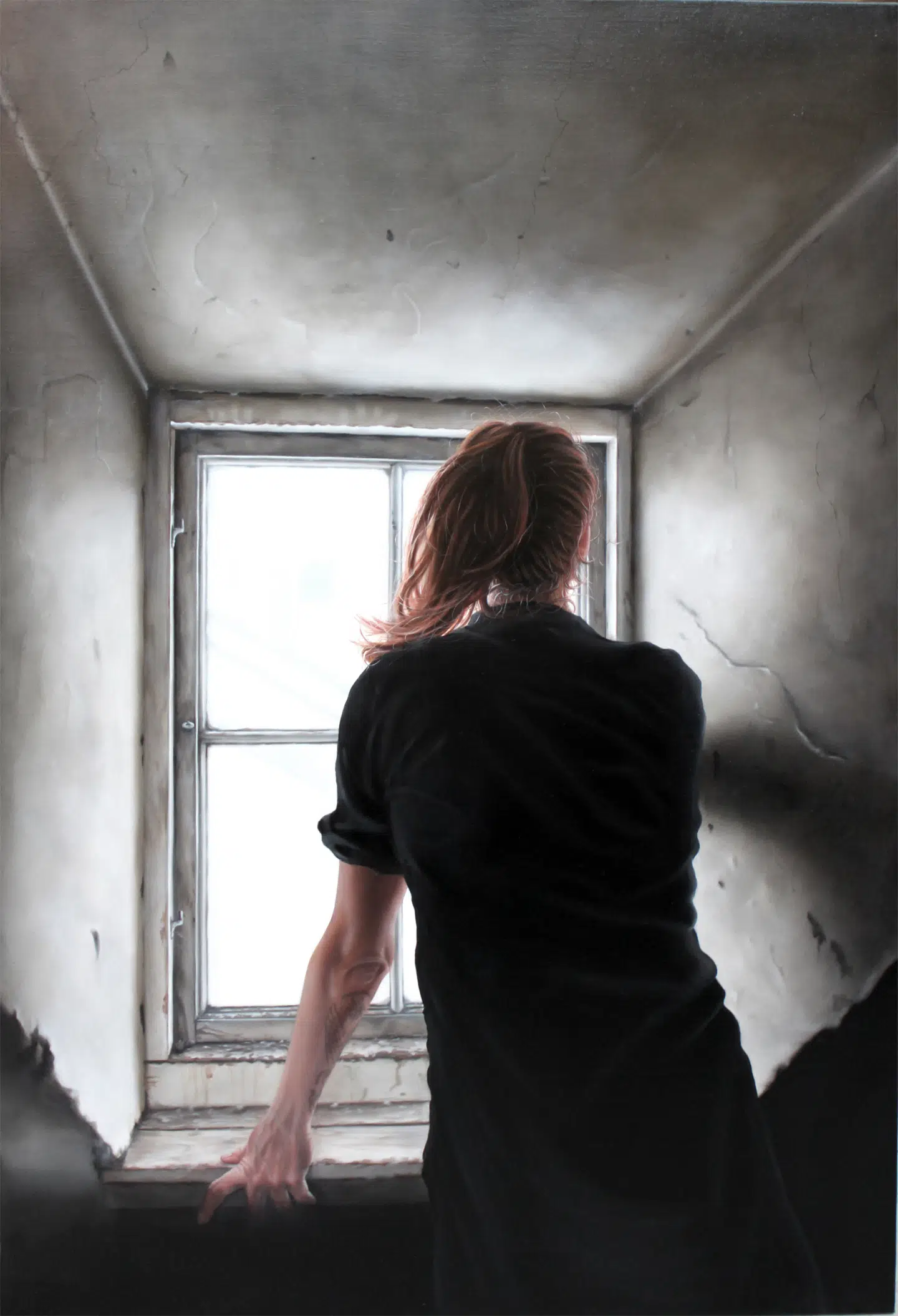 Maria Torp blev inspireret af det klassiske motiv med vinduer og passive kvinder i rummet til at lave en nyfortolkning med et vindue med en rastløs, aktiv kvinde med flagrende hår og tatovering på armen.